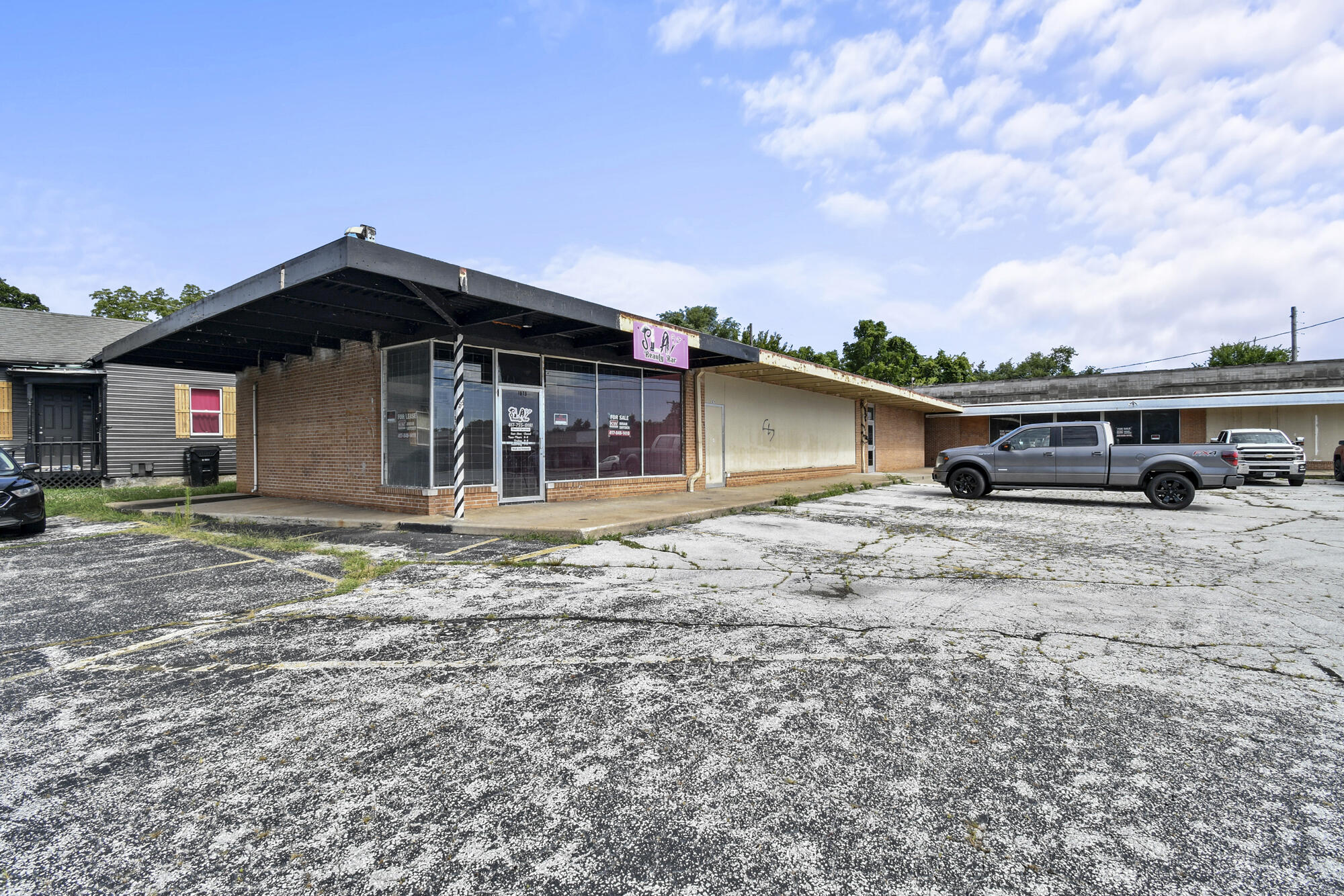 1075 E Commercial 1