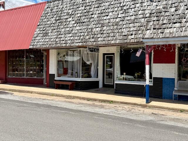 123 North Oak Street 1