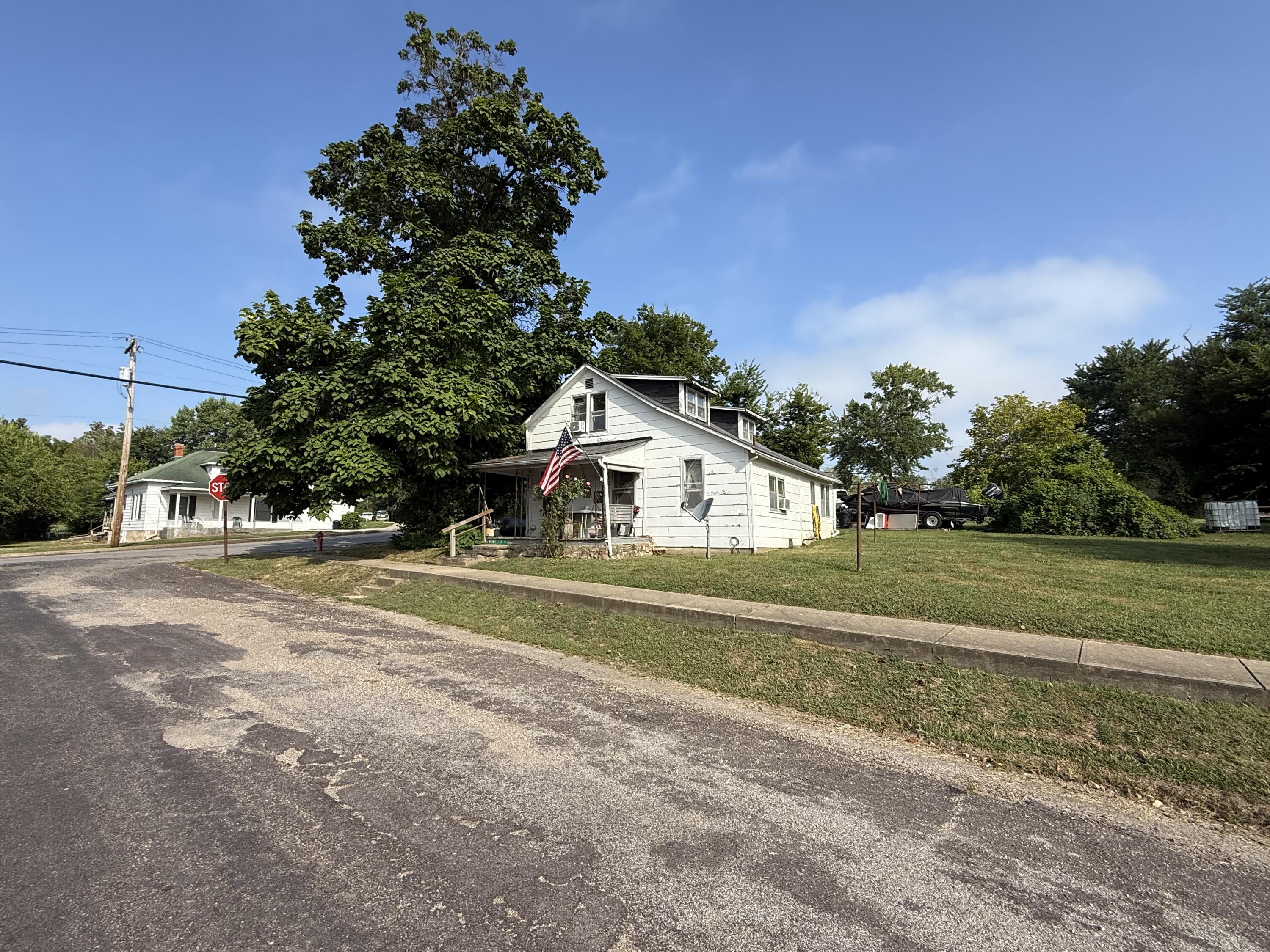 230 W 2nd 1