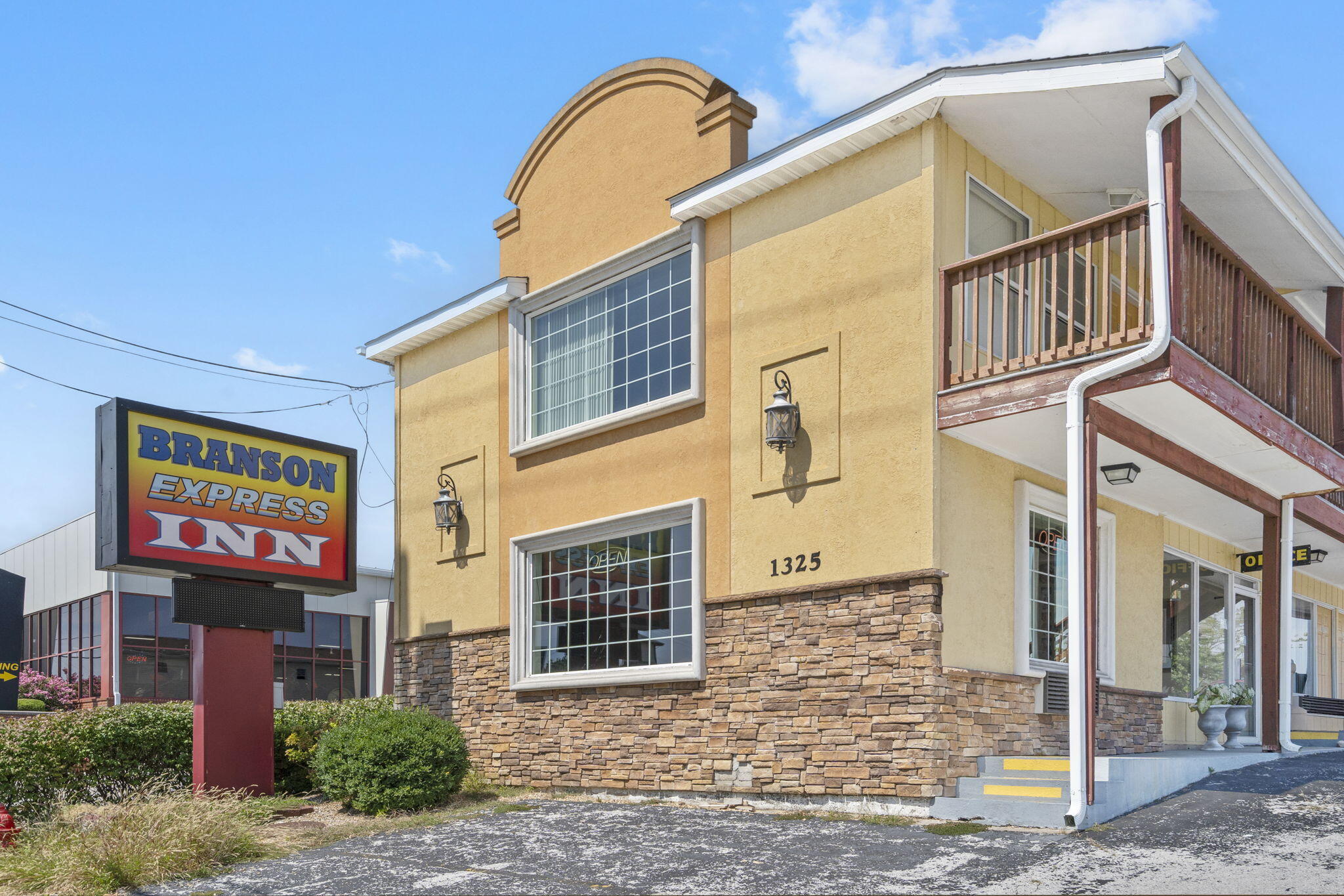 1325 W 76 Country 1