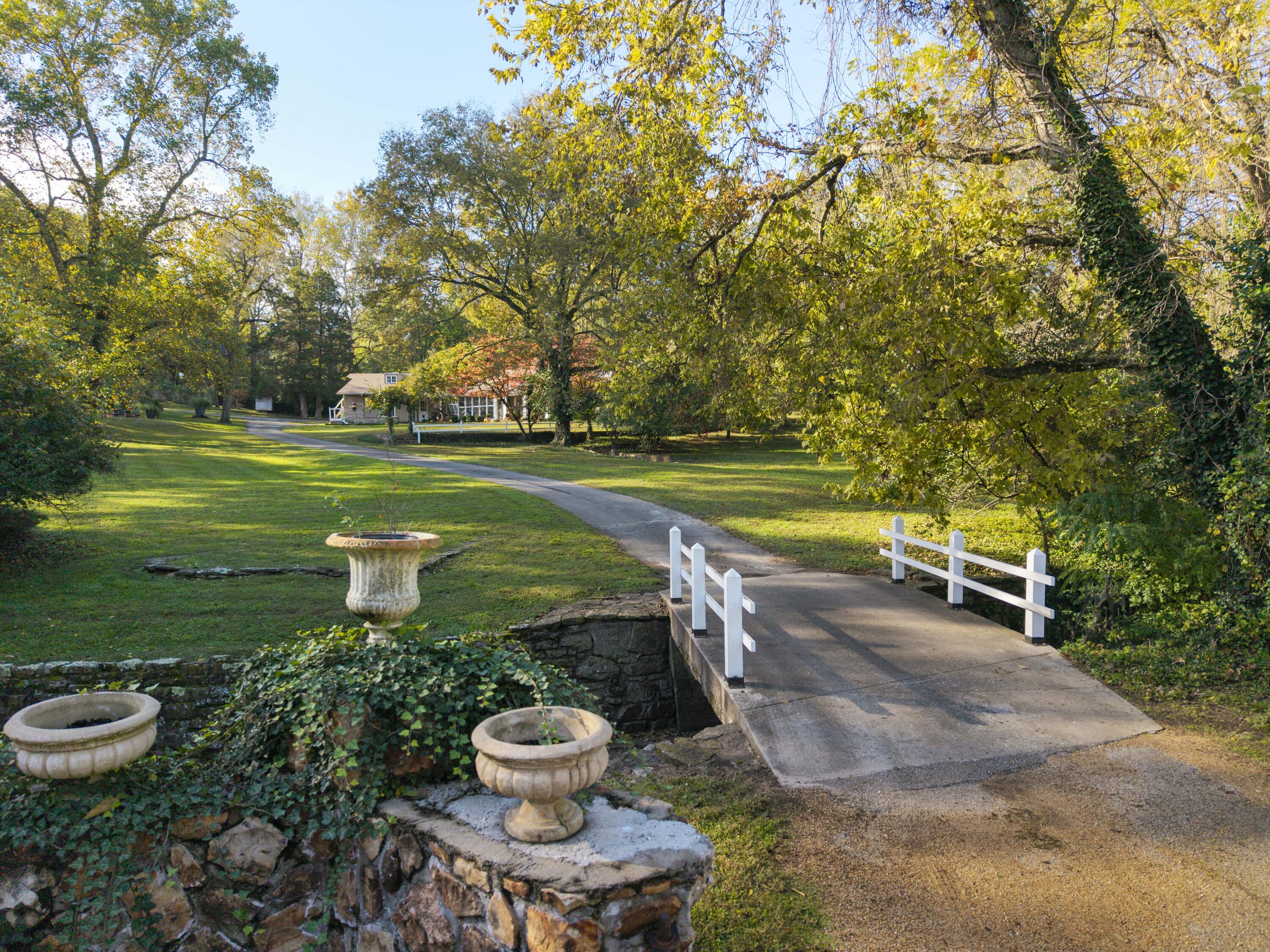 2801 S Lone Pine 1