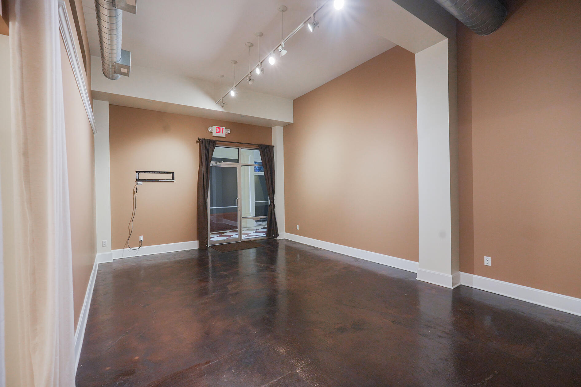 400 E Walnut 1