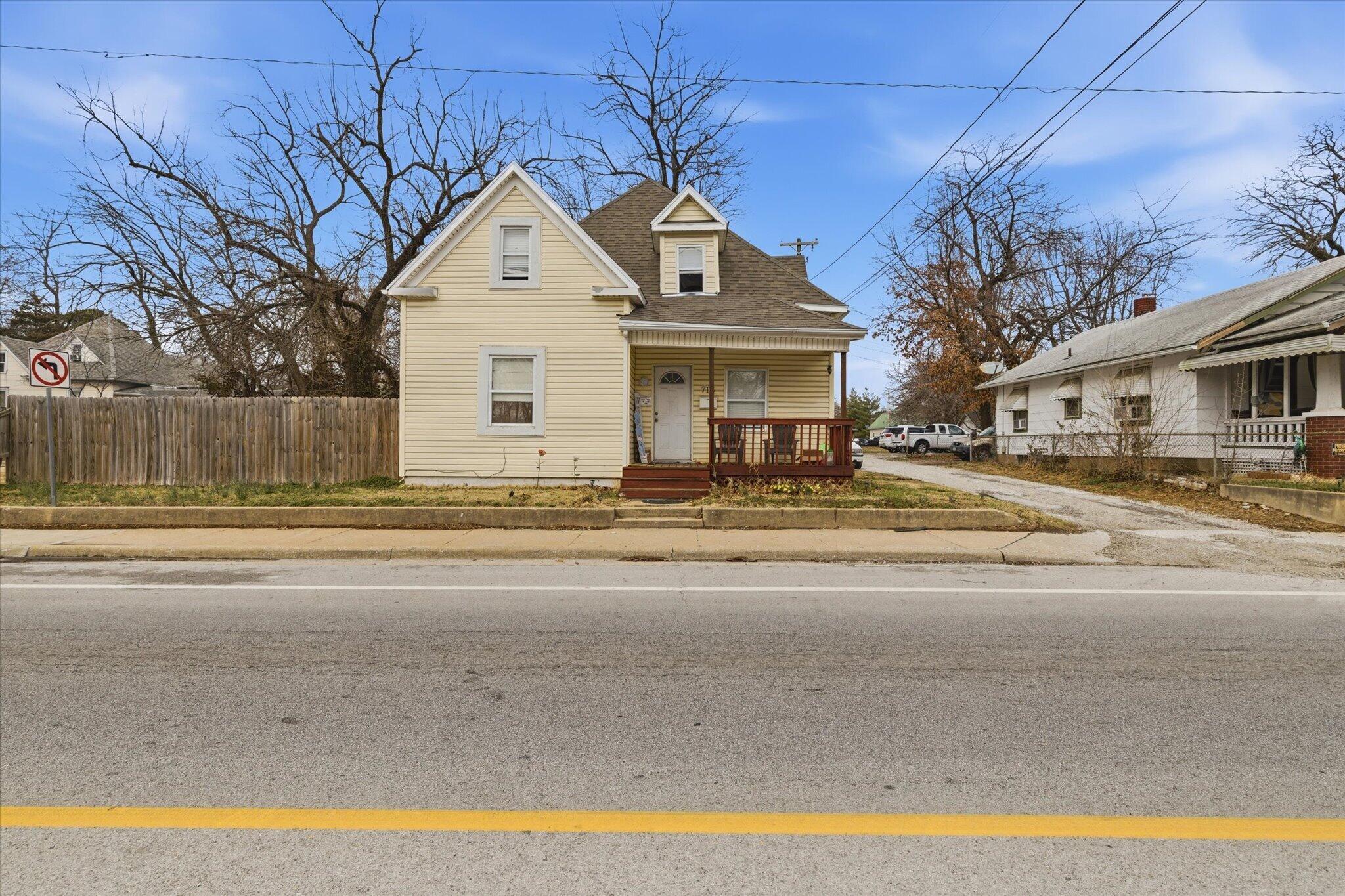 715 E Division 1