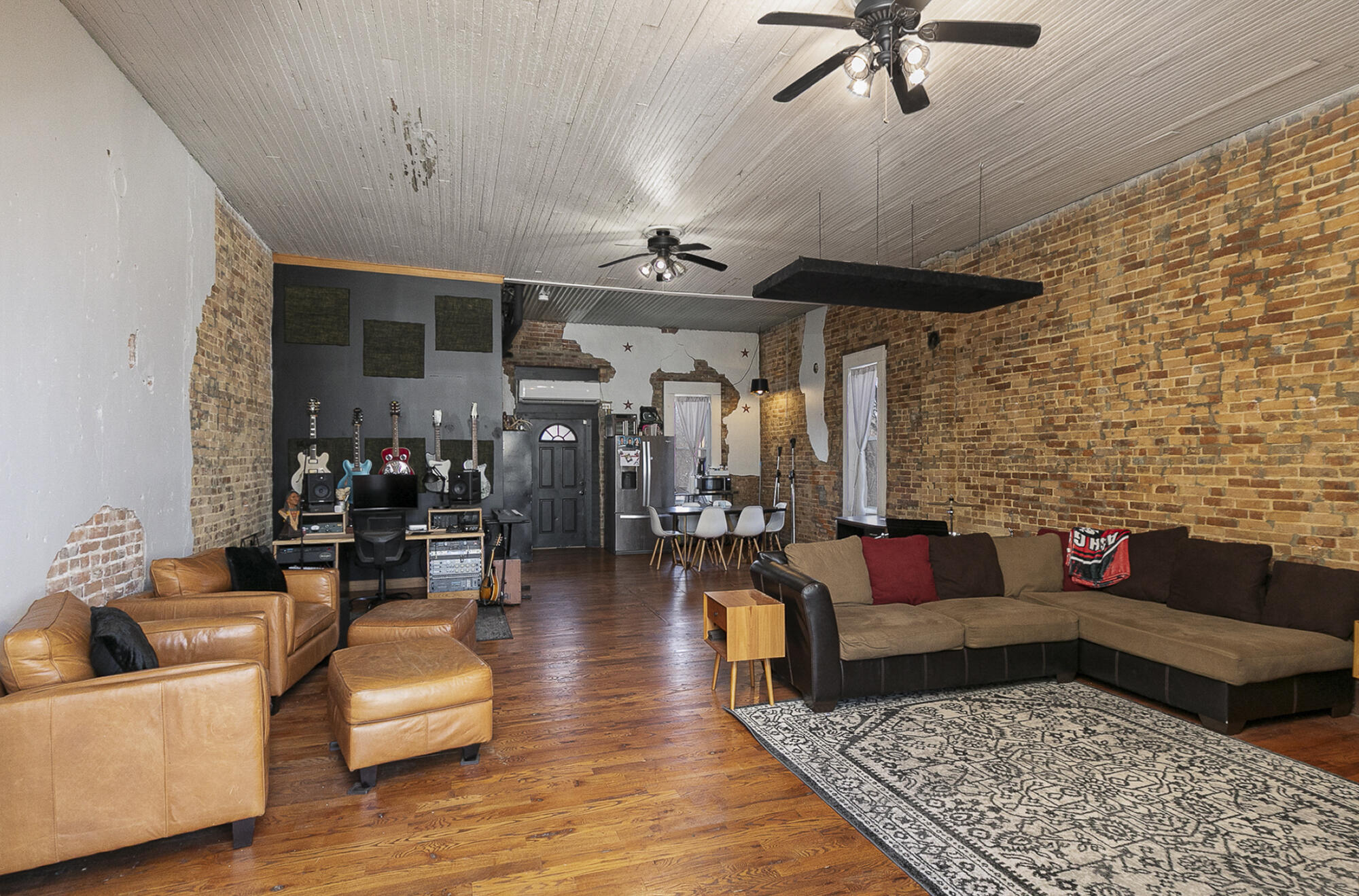 207 W Main