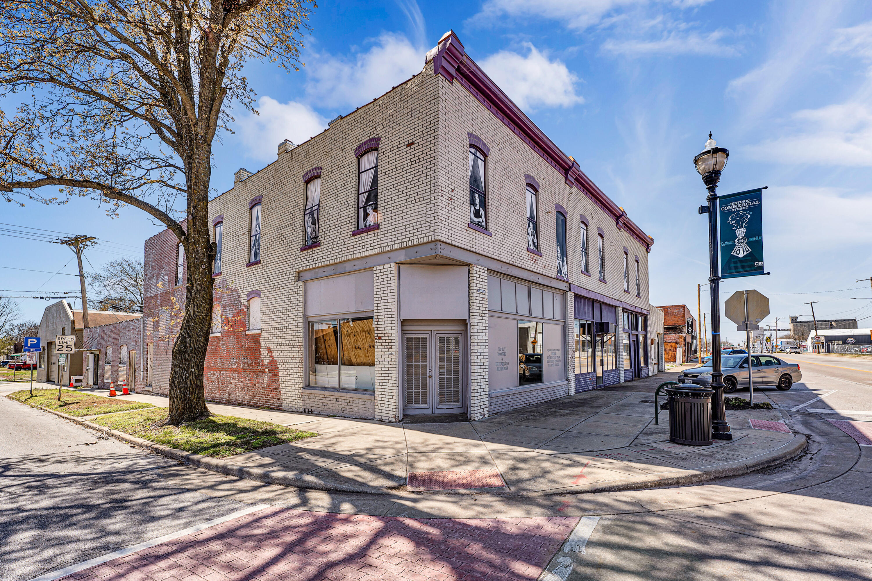 504 W Commercial 1