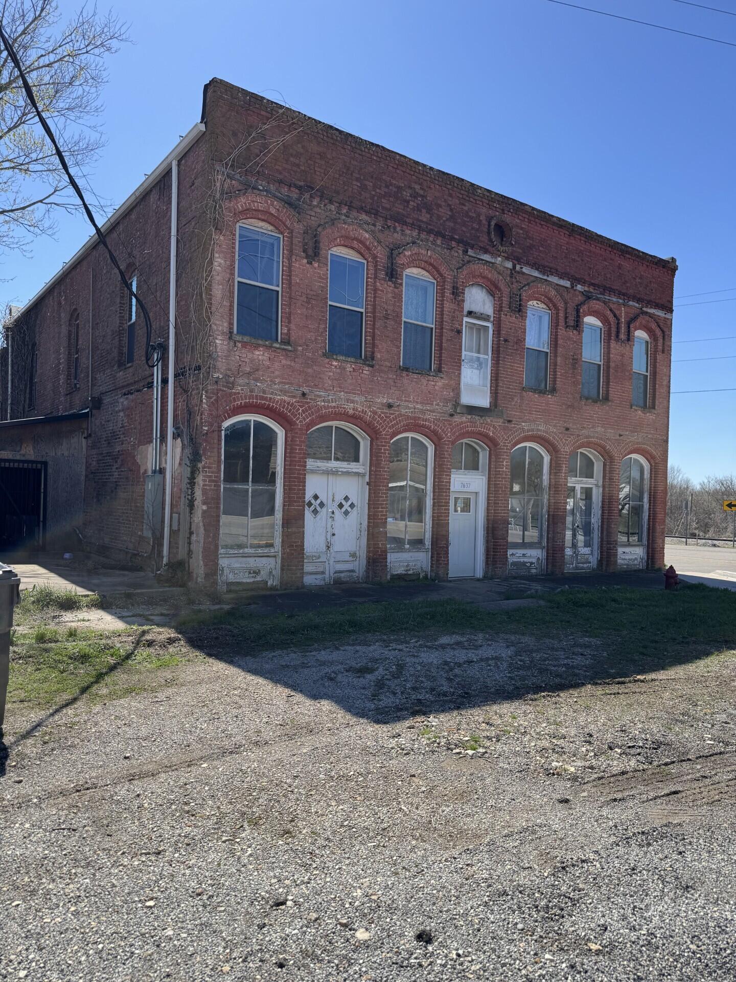 7637 North 1