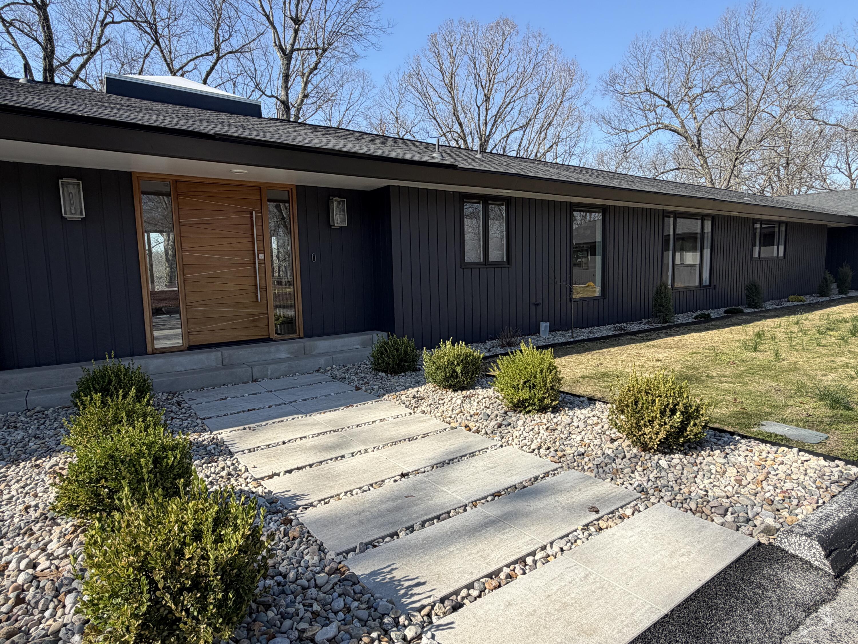 7353 E Farm Road 148 1
