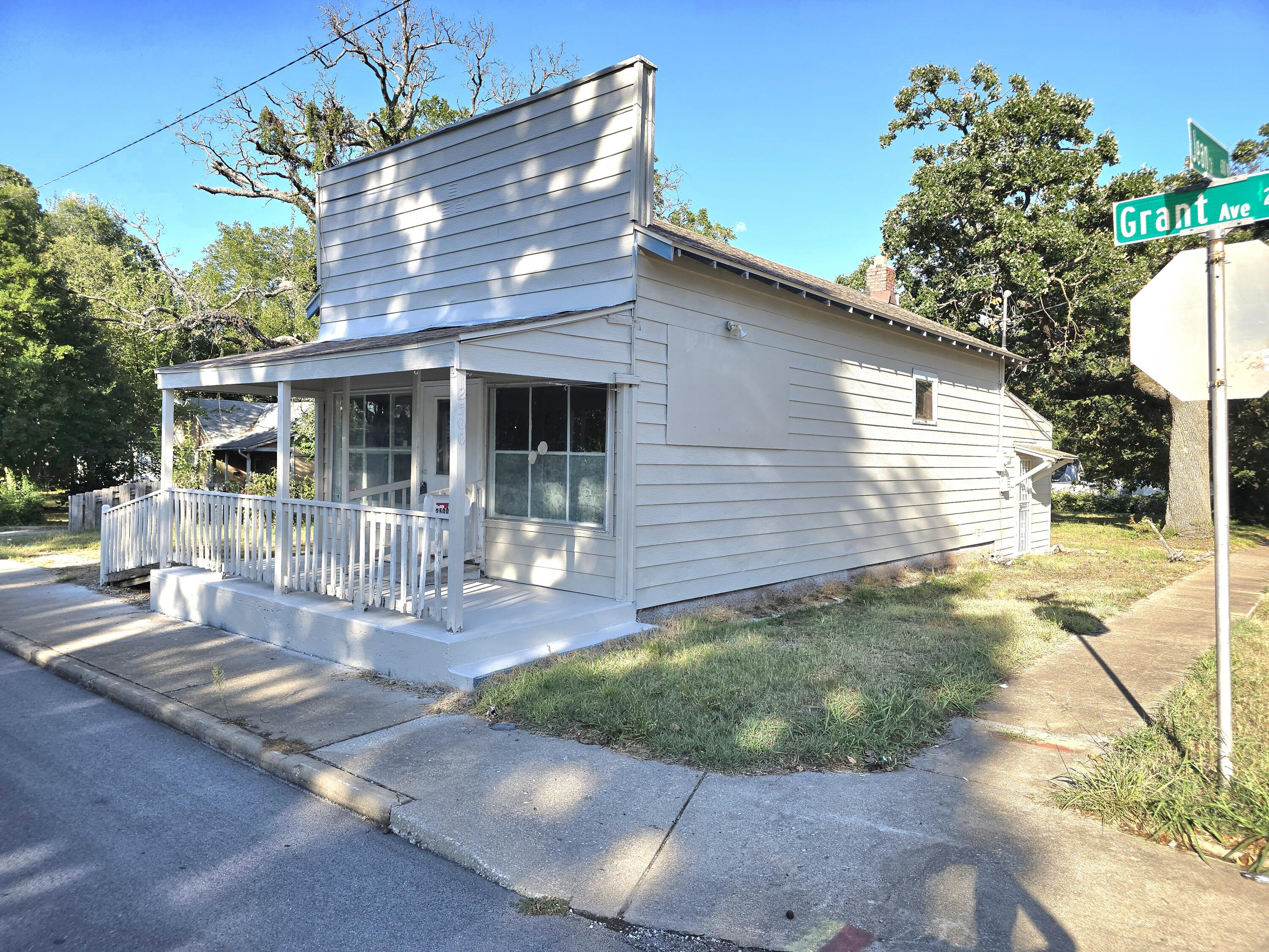 2500 N Grant 1