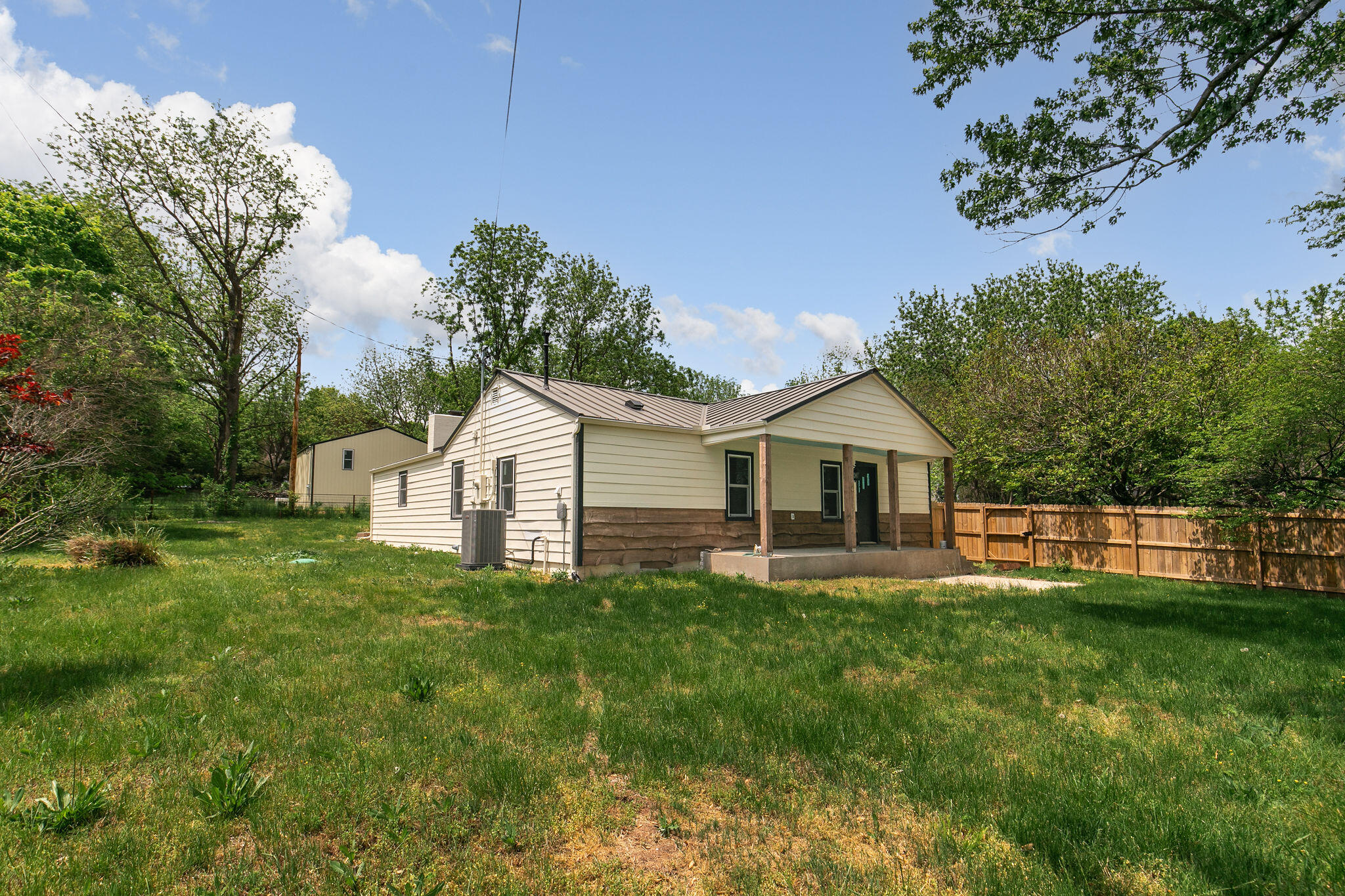 2031 N Farm Rd 197 1