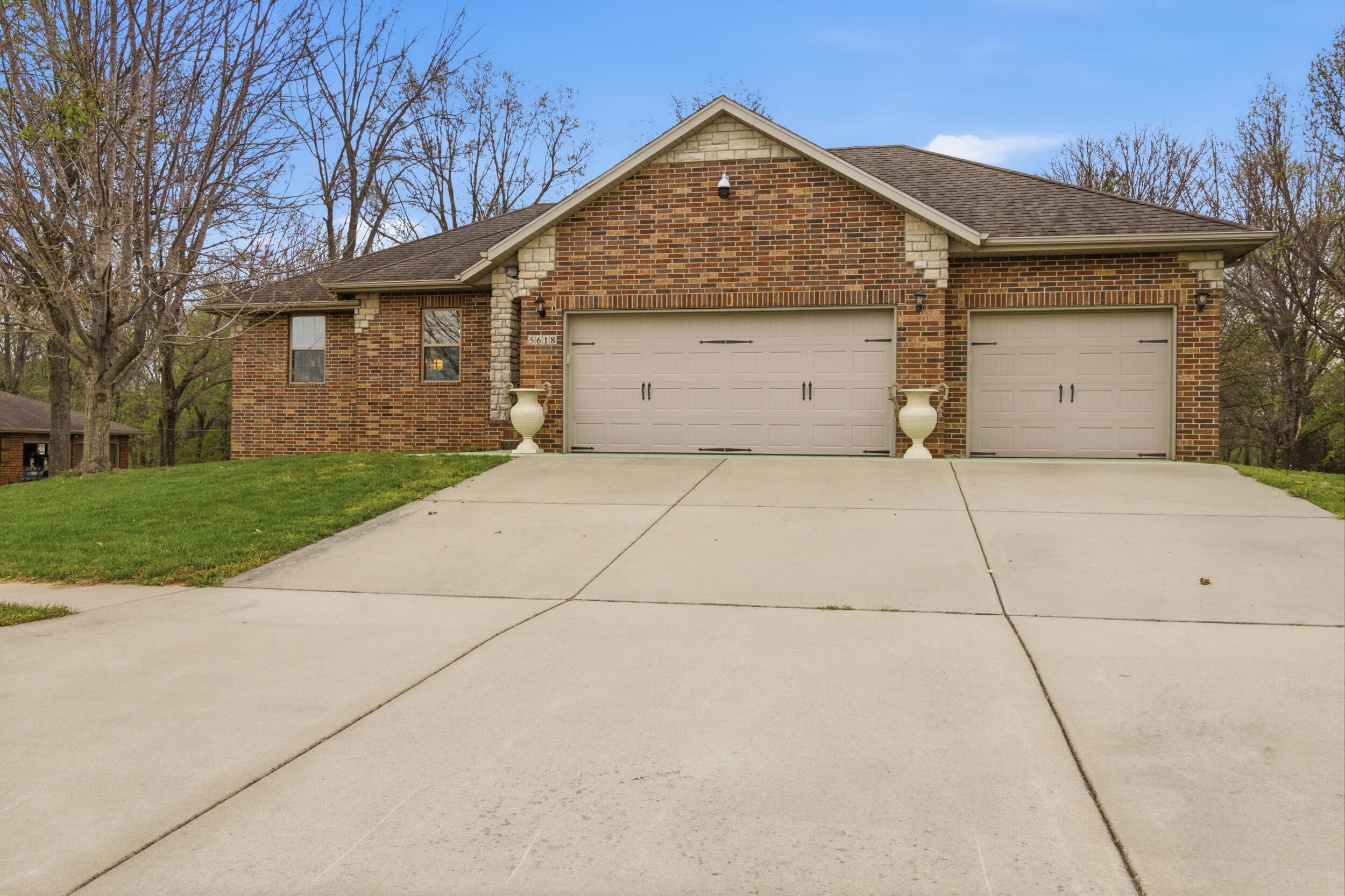 5618 E Pearson