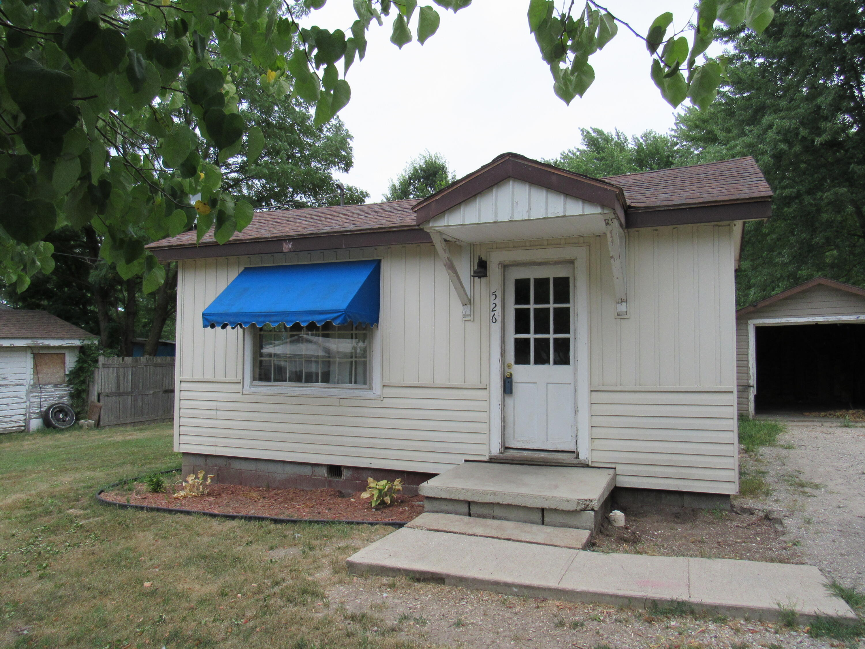 526 S Walnut 1