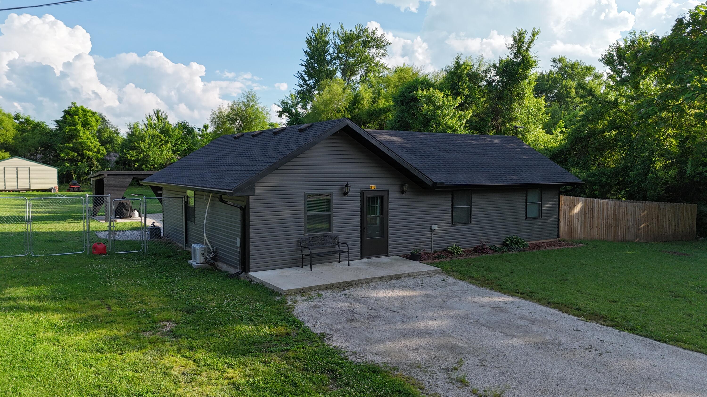 312 W North 1