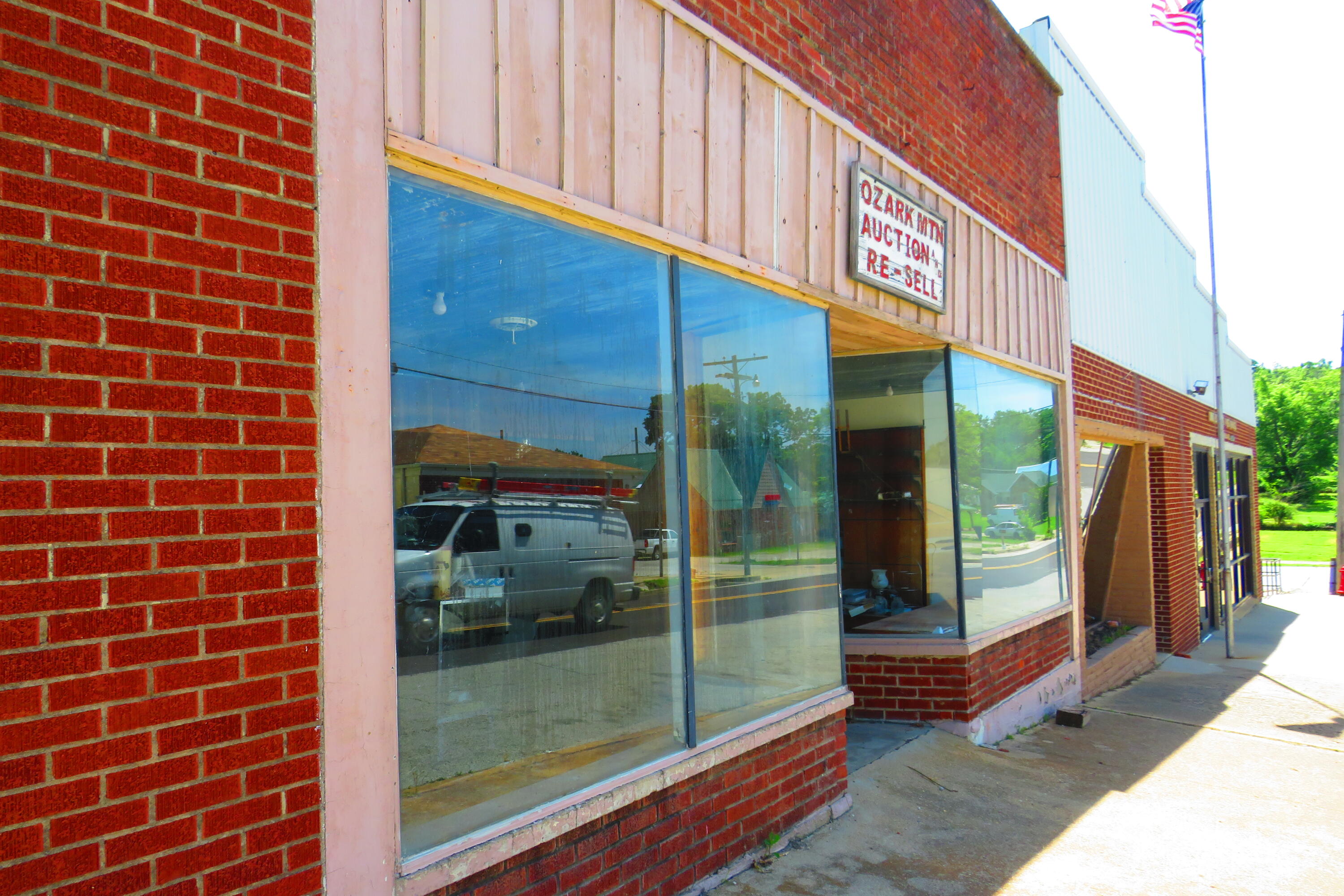 310 E Commercial