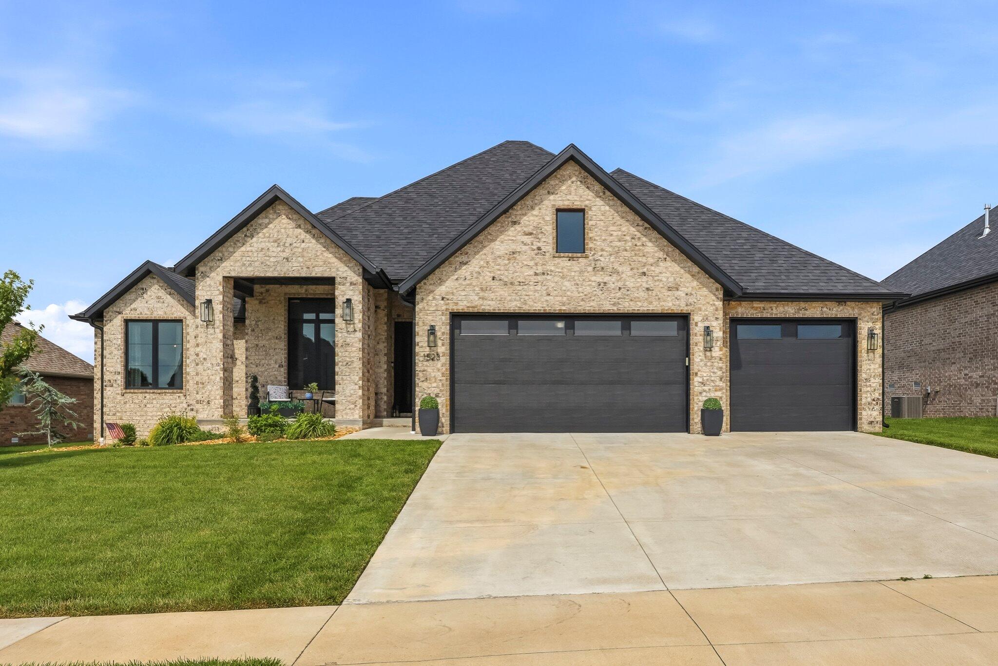 1523 N Meadowood 1