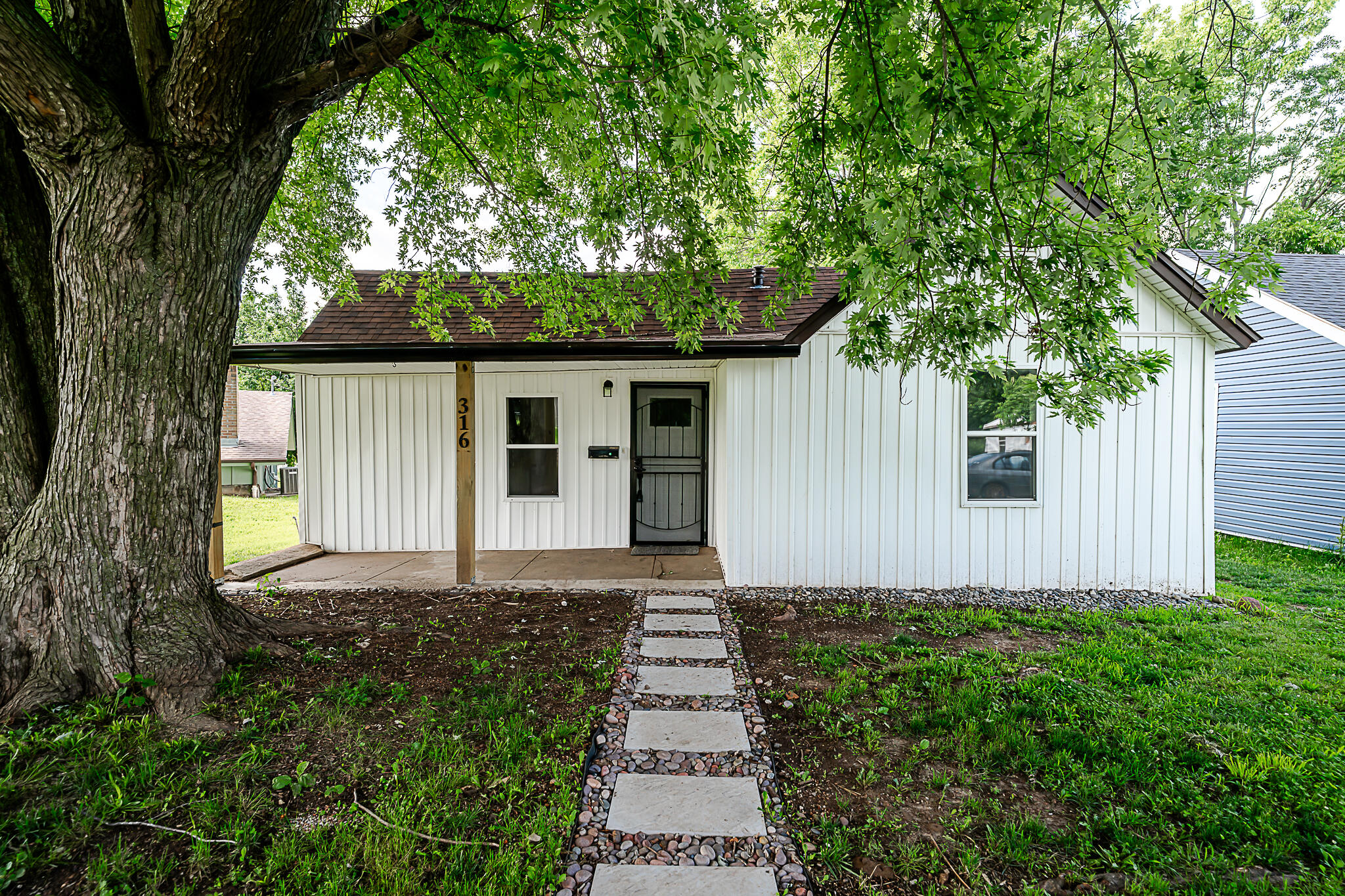 316 E Washington 1