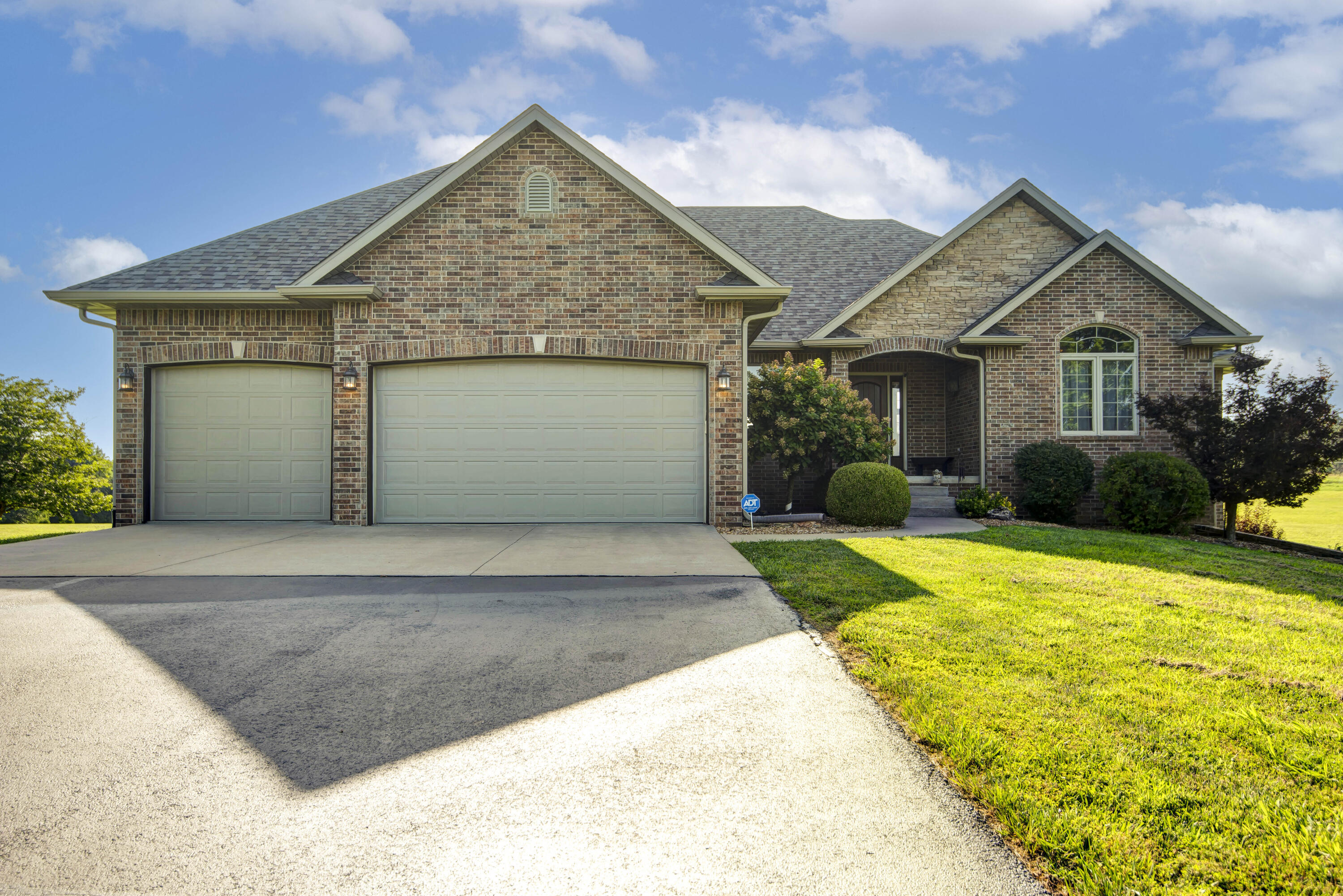 2452 N Arrow 1
