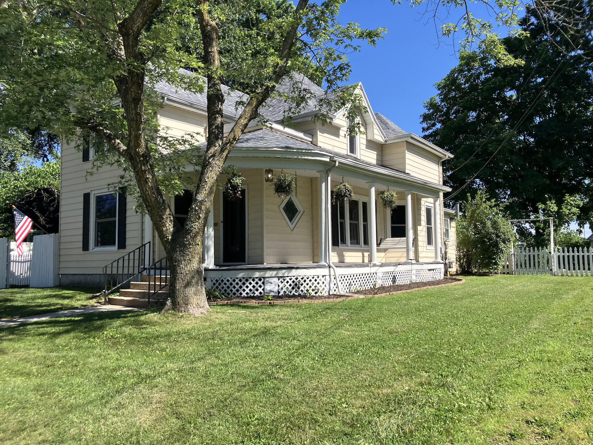 438 E Washington 1