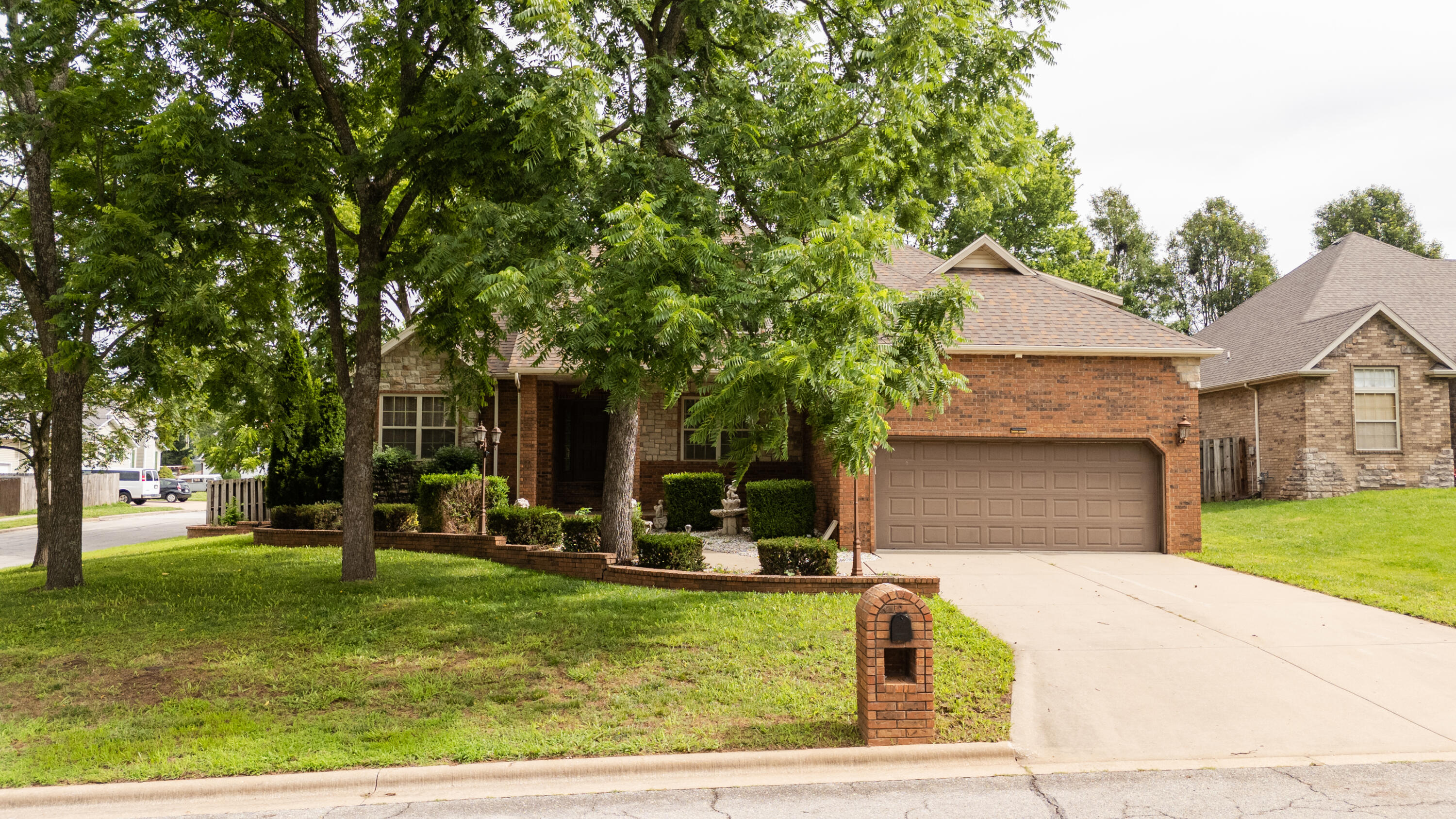 2229 E Kentwood 1