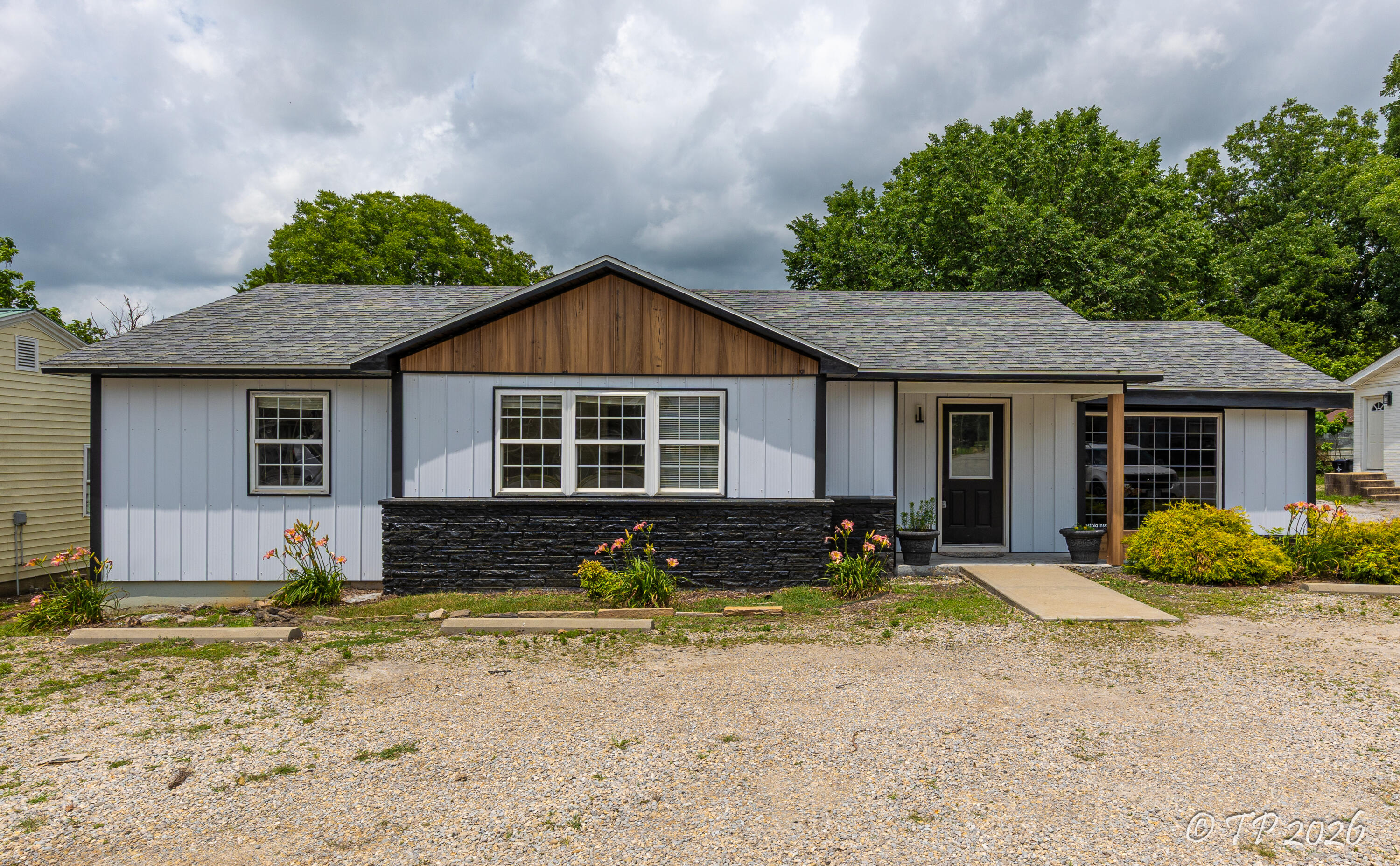 917 W Broadway 1