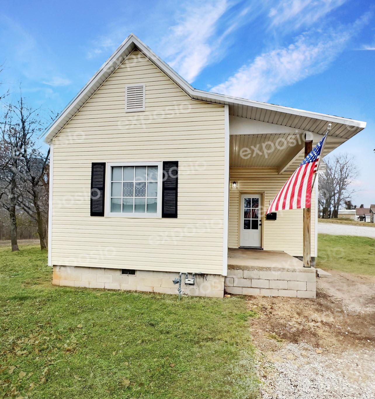 906 E Cale