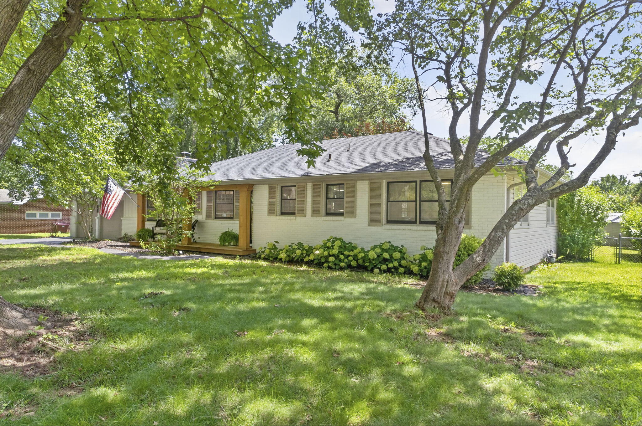 2406 E Broadmoor 1