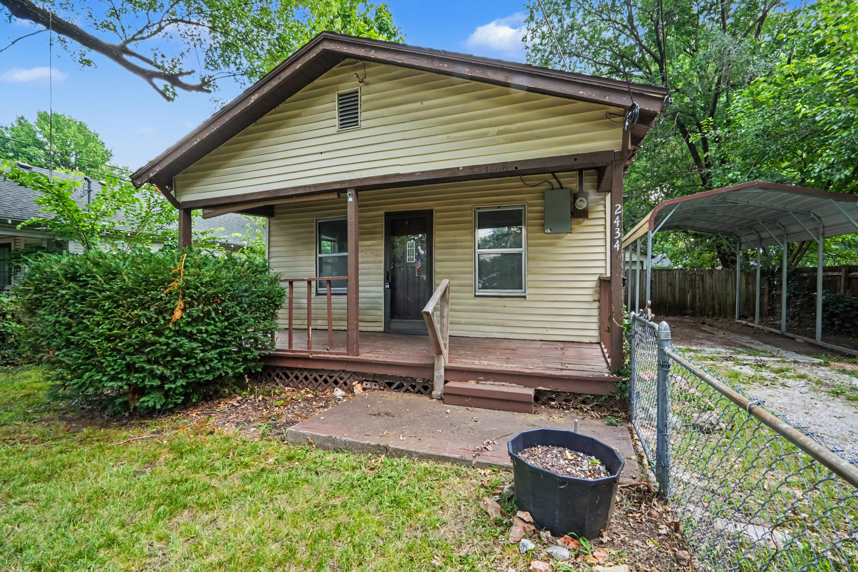 2434 N Pickwick 1