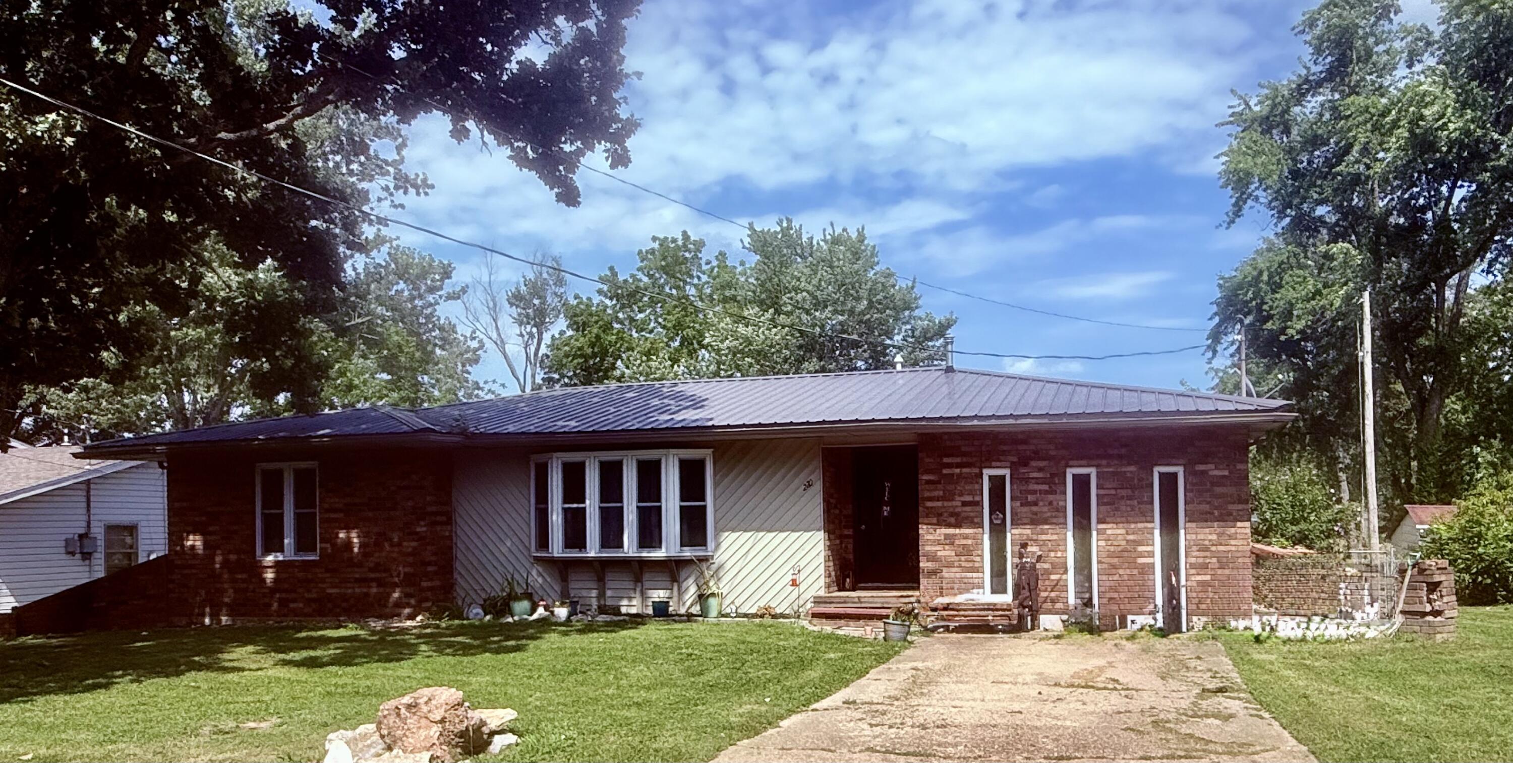220 S Center 1