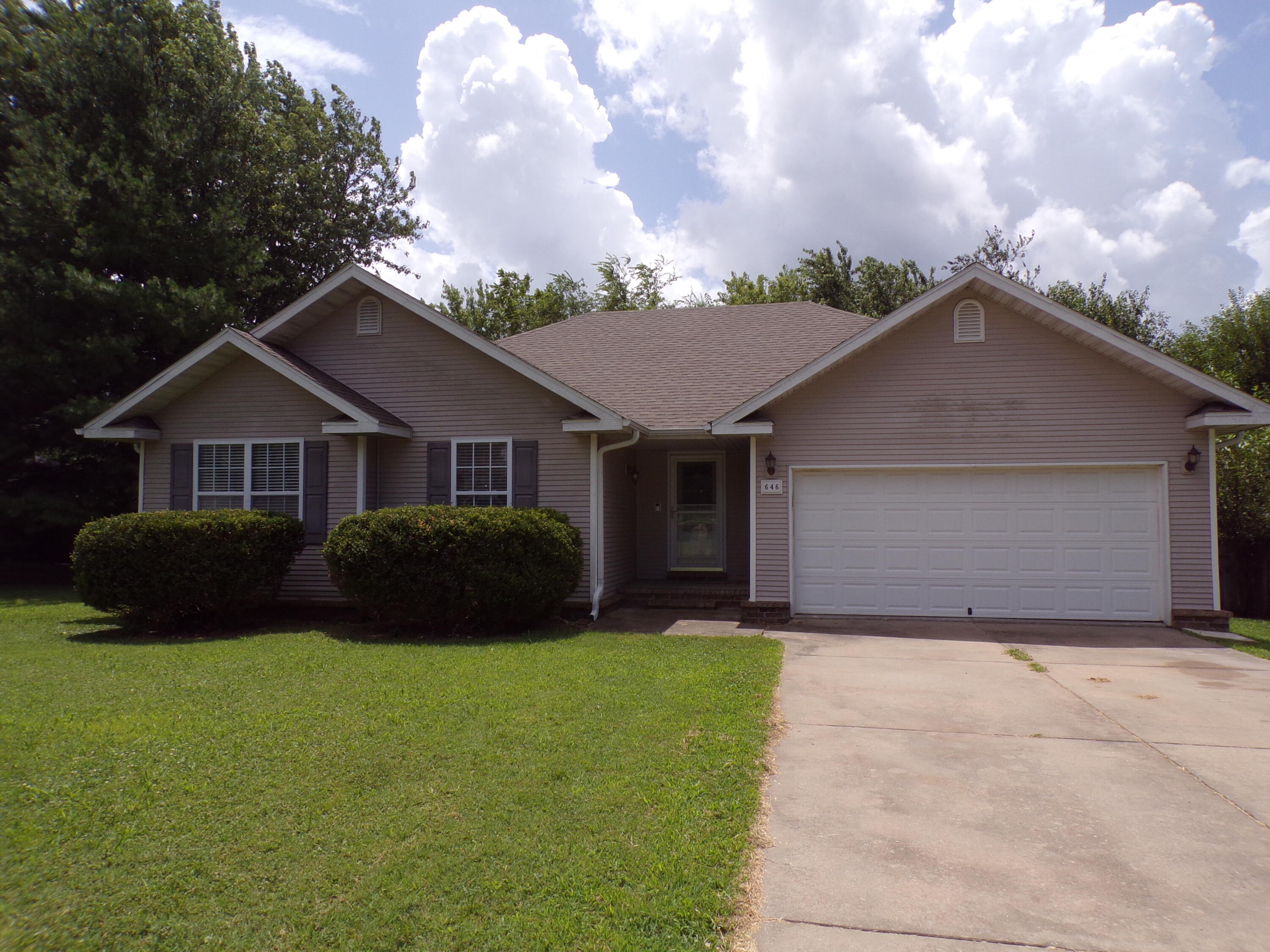 646 E Woodland 1