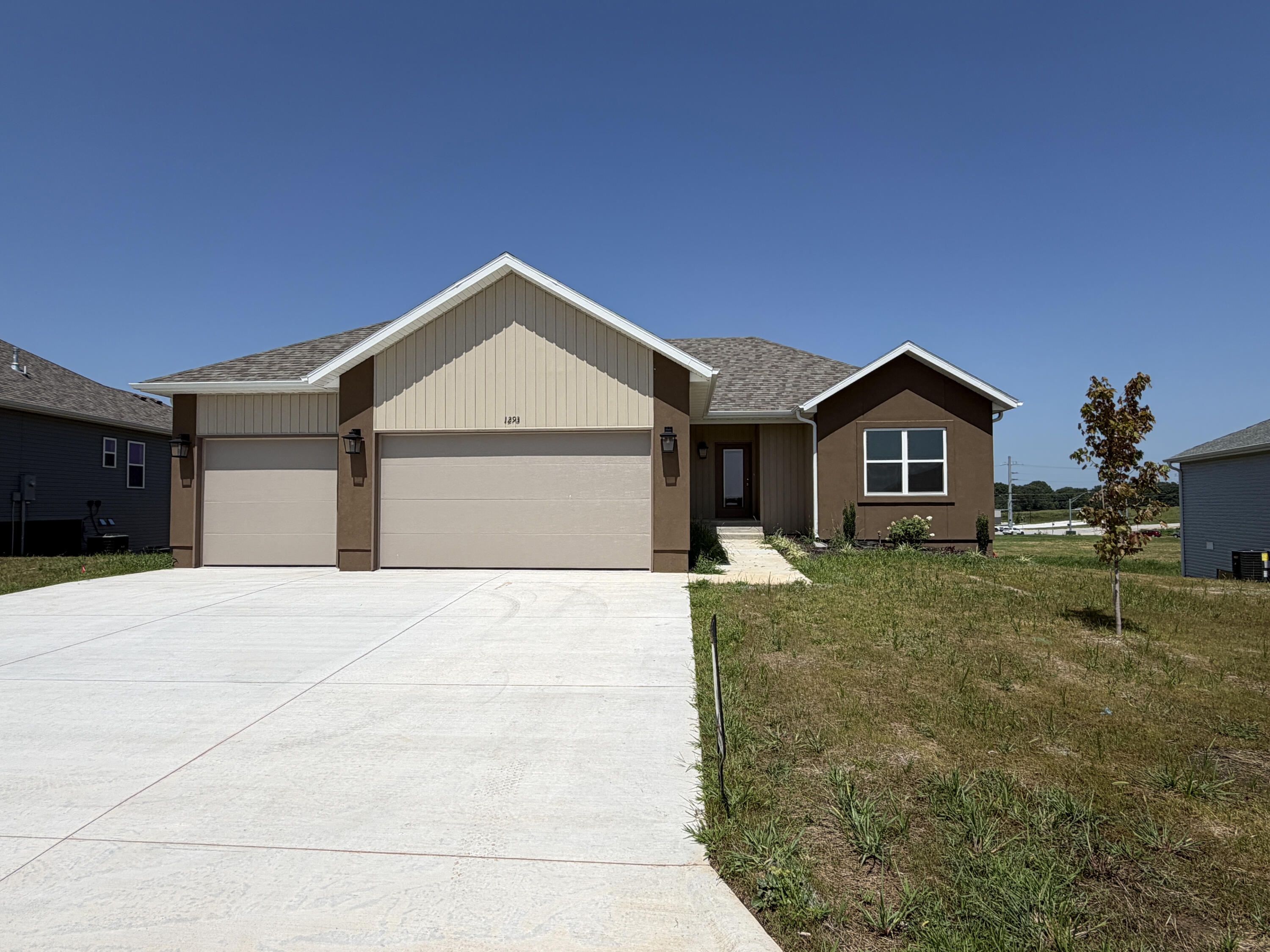 1293 N Maxine