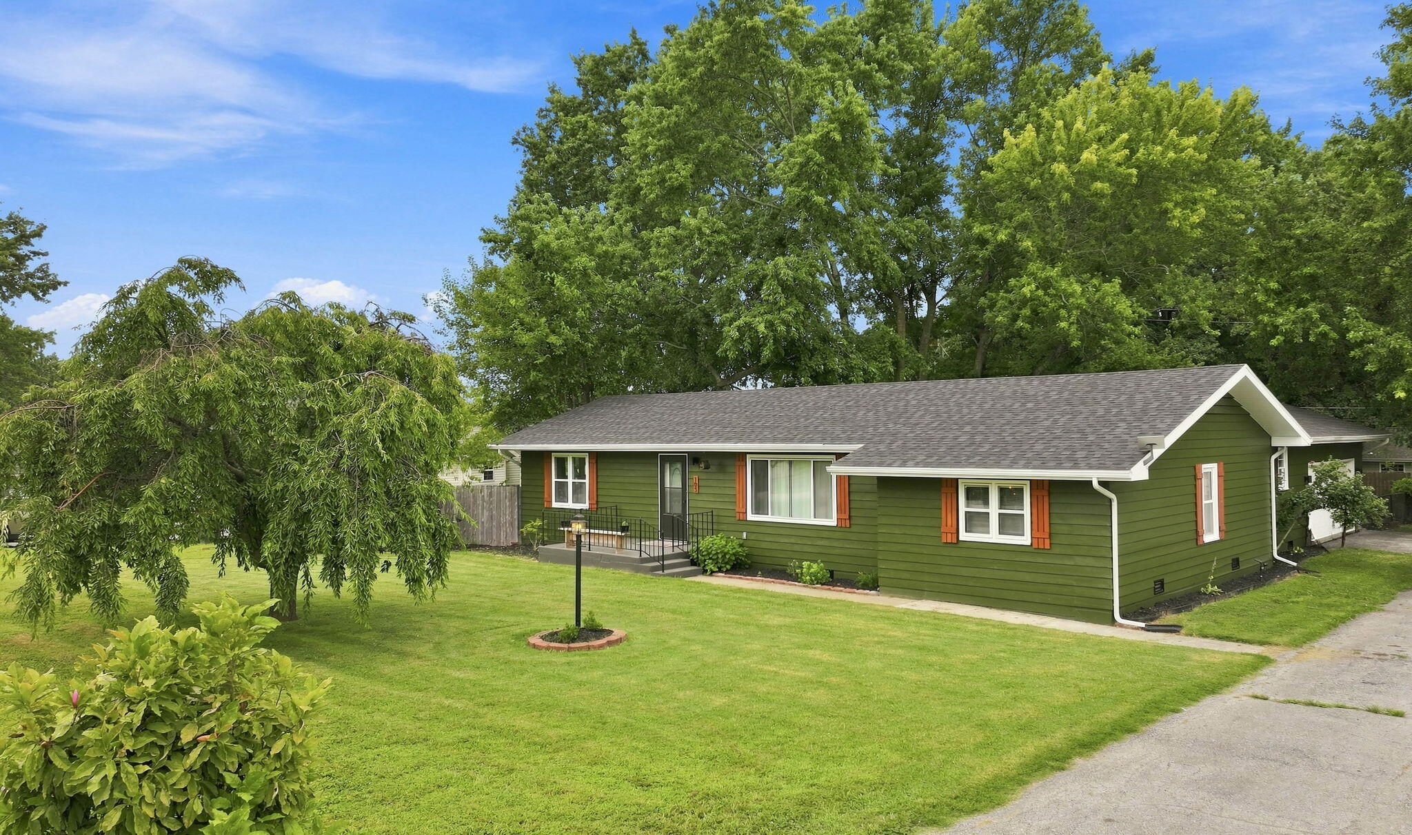 105 E Meadowbrook 1