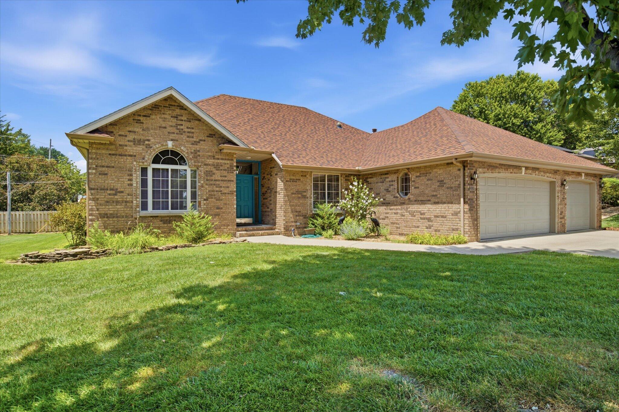 909 E Maplewood 1