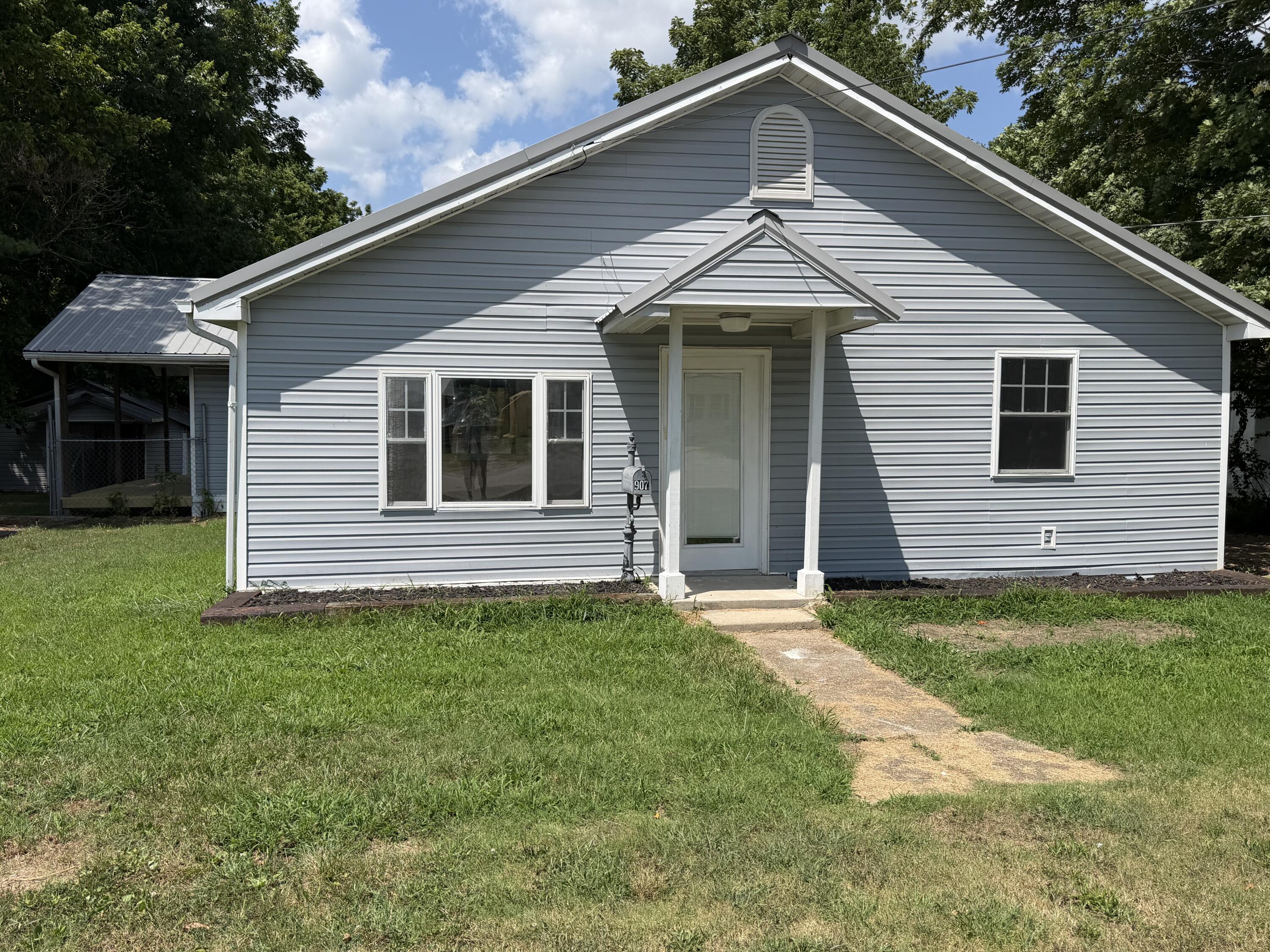 907 W Chestnut 1