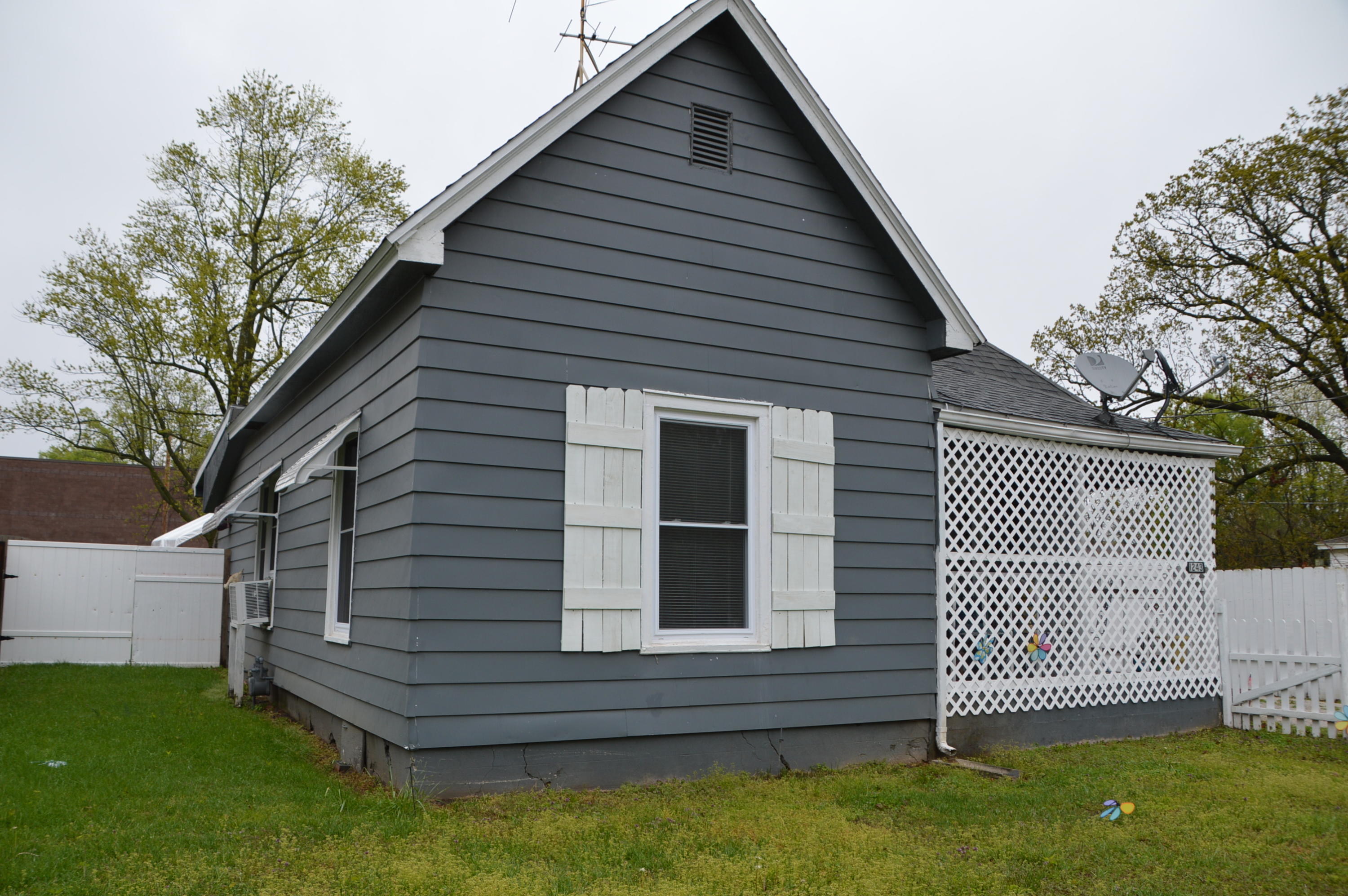 1243 E Thoman 1