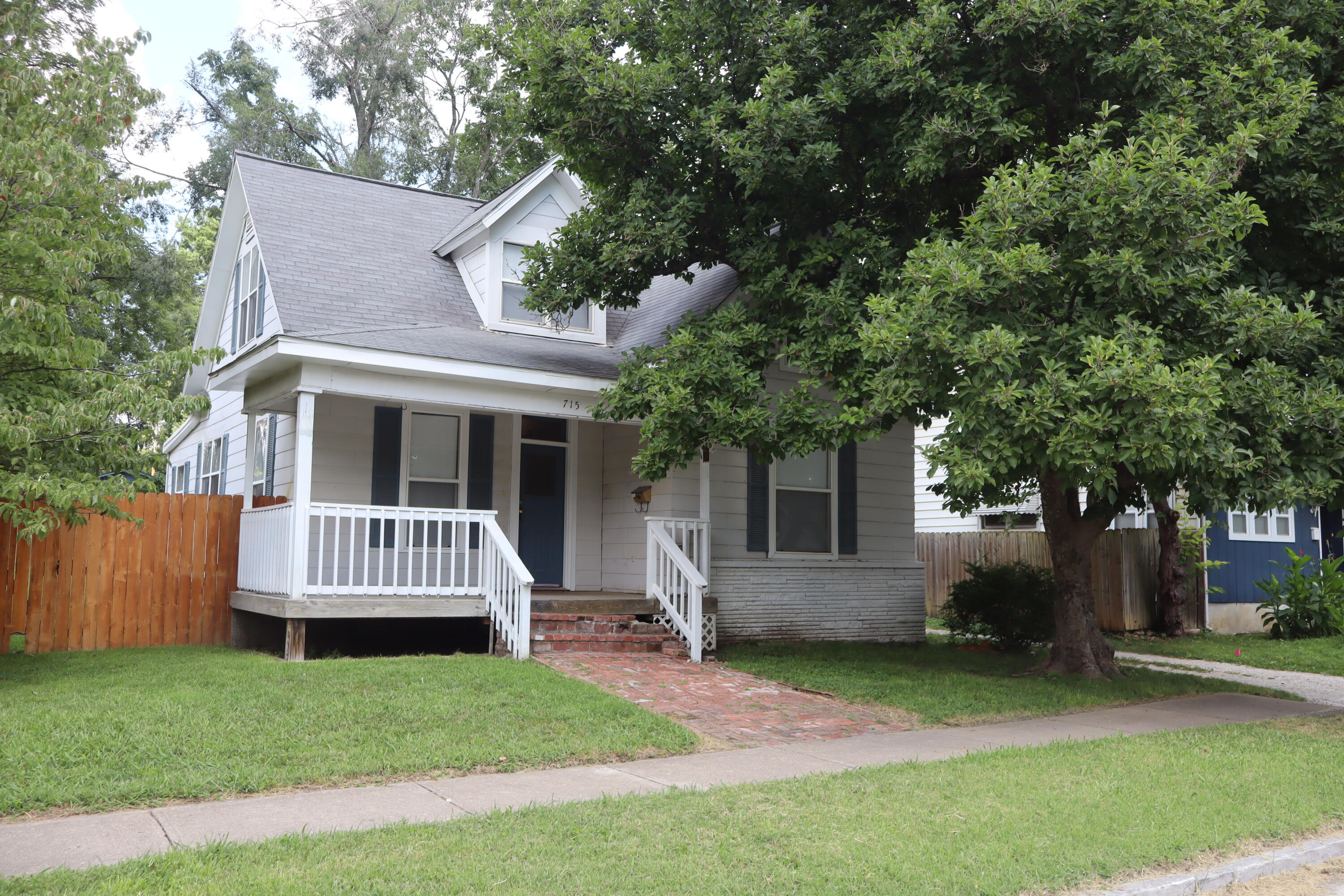 715 E Lynn 1