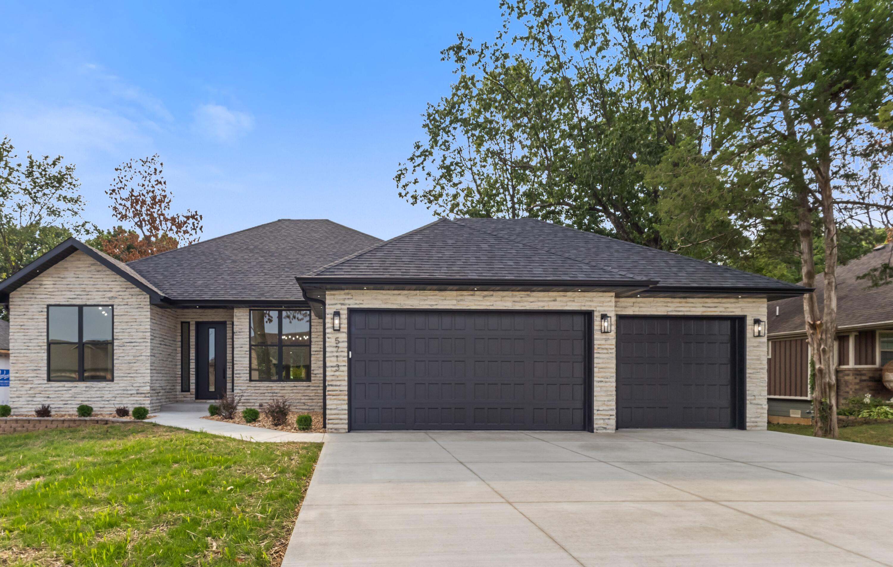5713 S Cloverdale