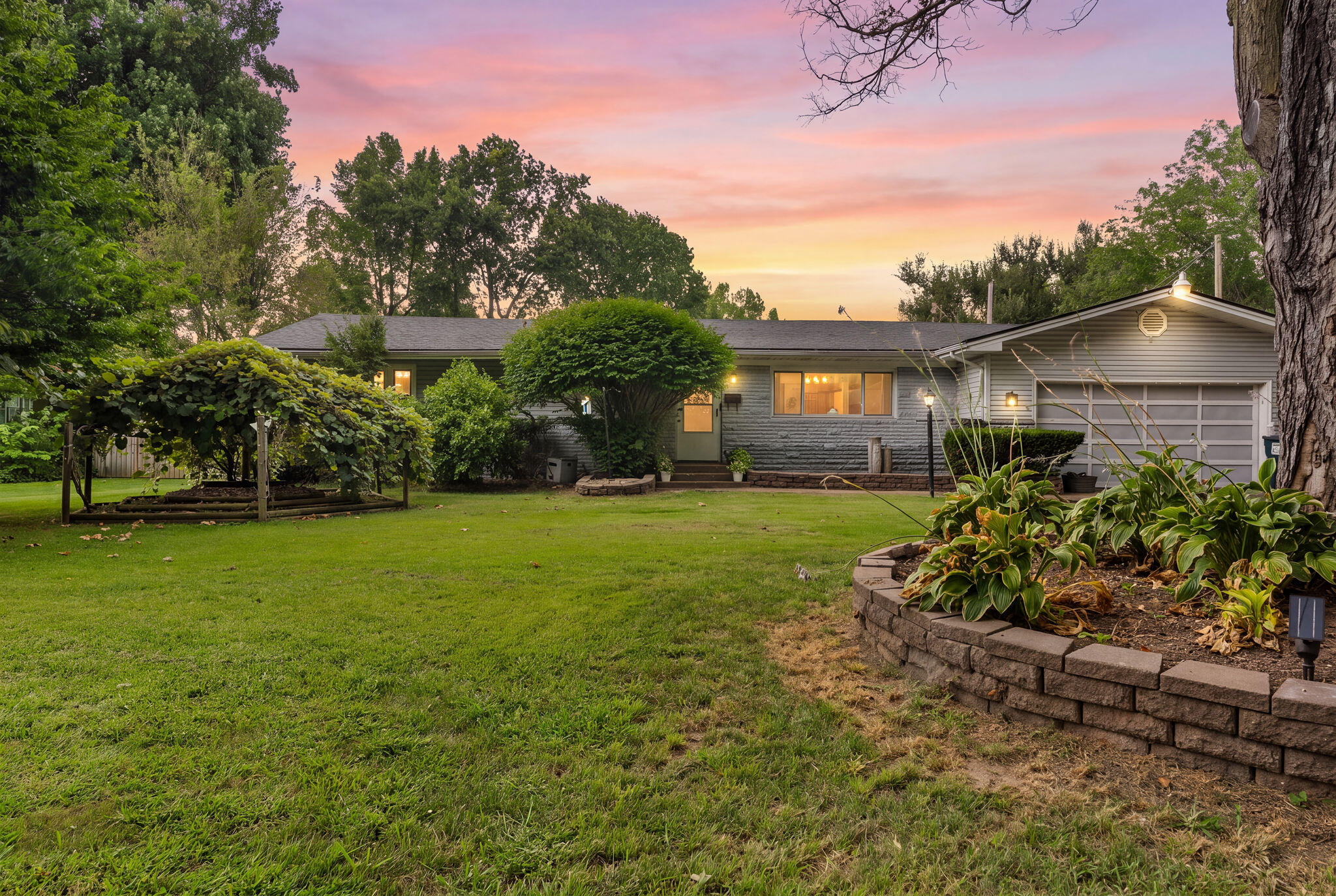 1953 S Meadowview 1