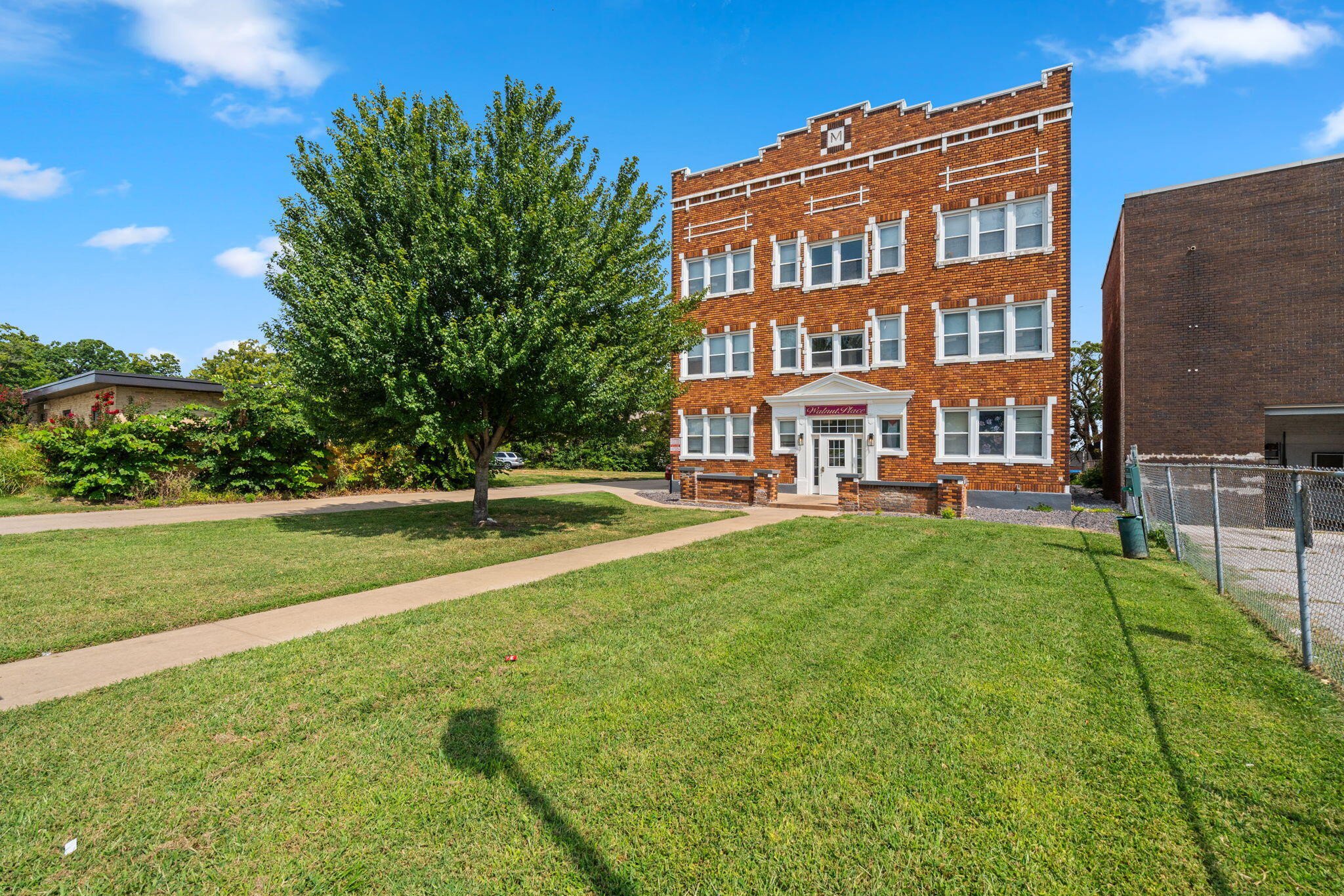 527 E Walnut #203 1