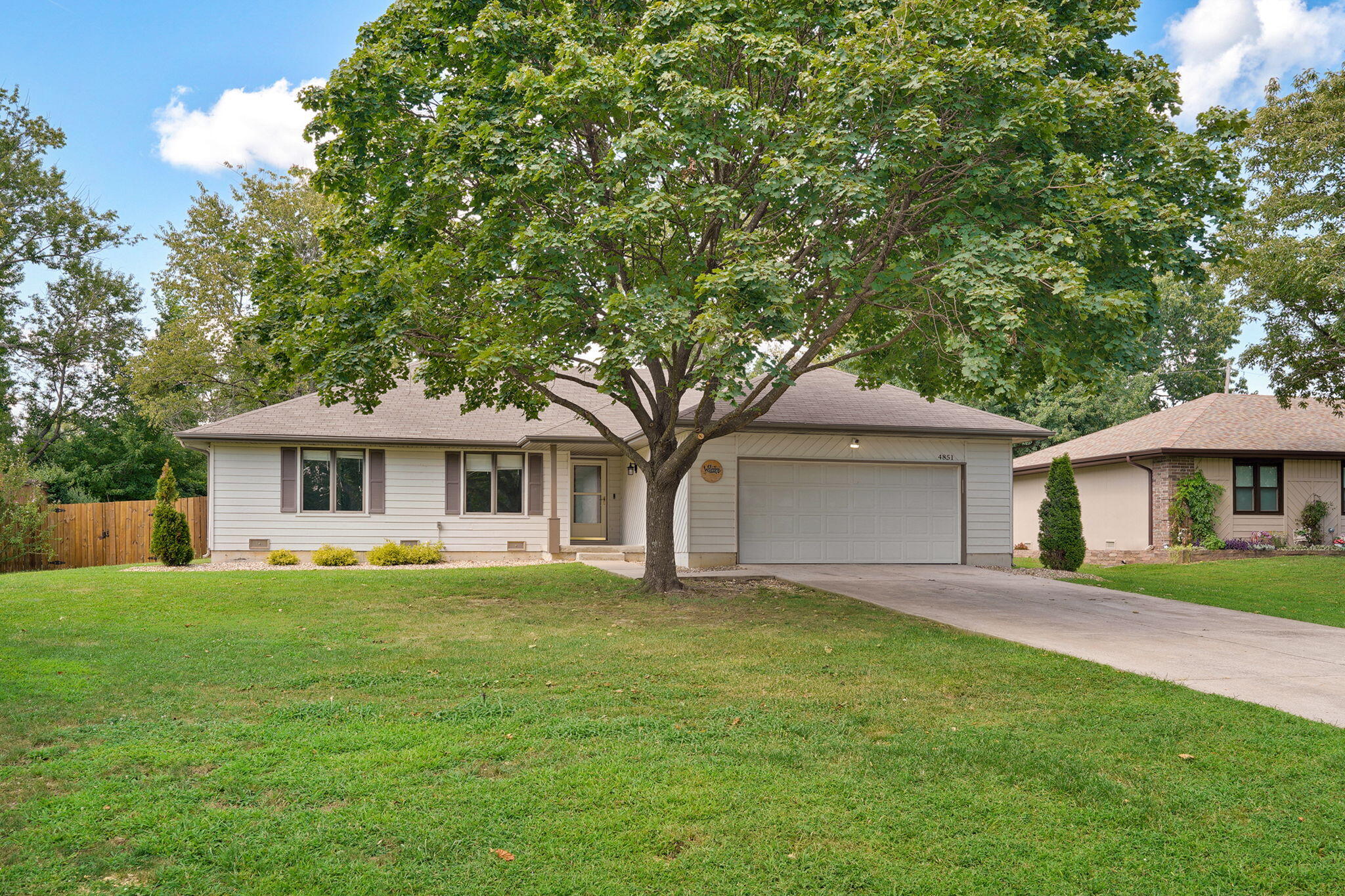 4851 E Weeping Willow 1