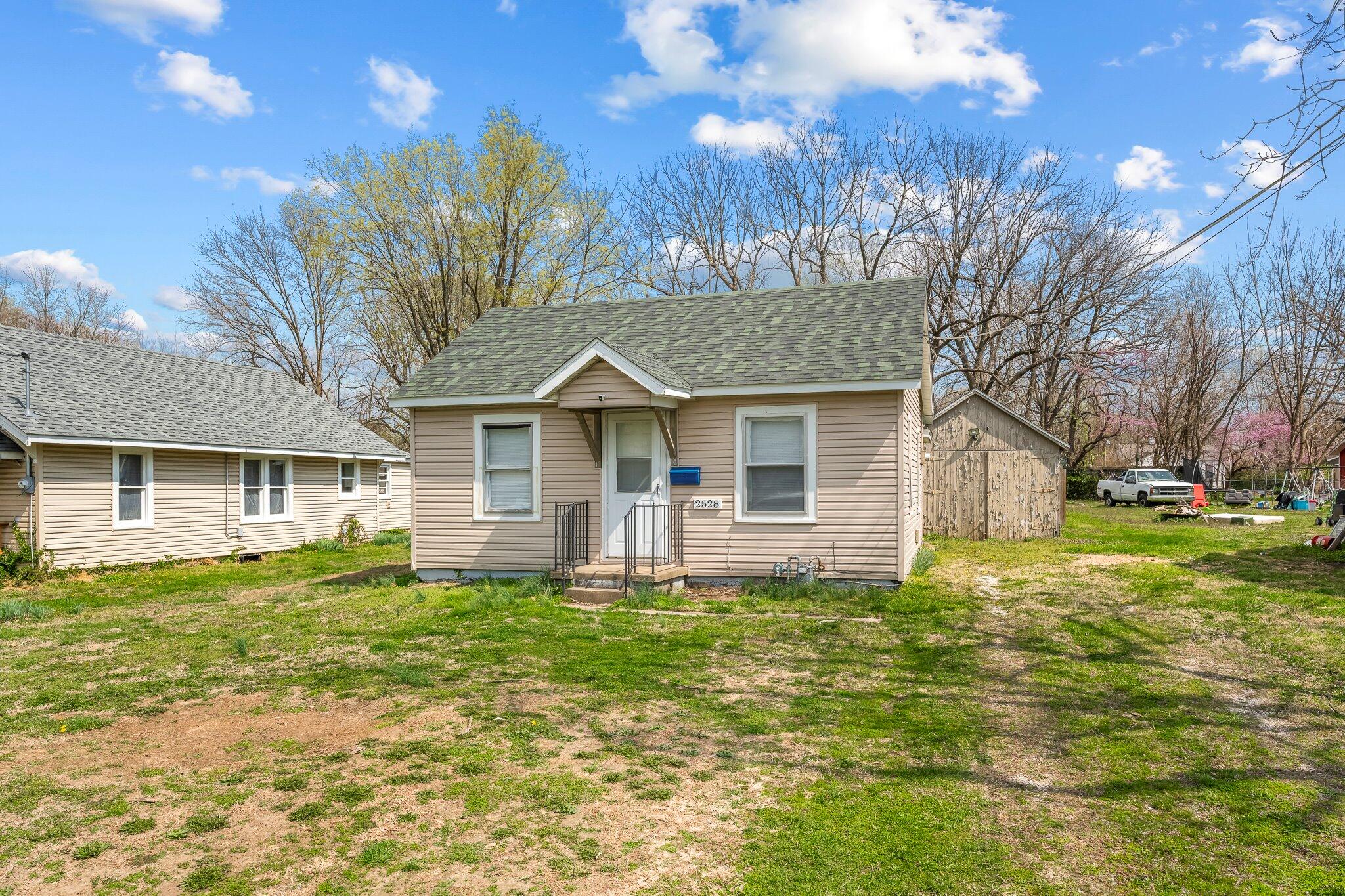 2528 N Kellett 1