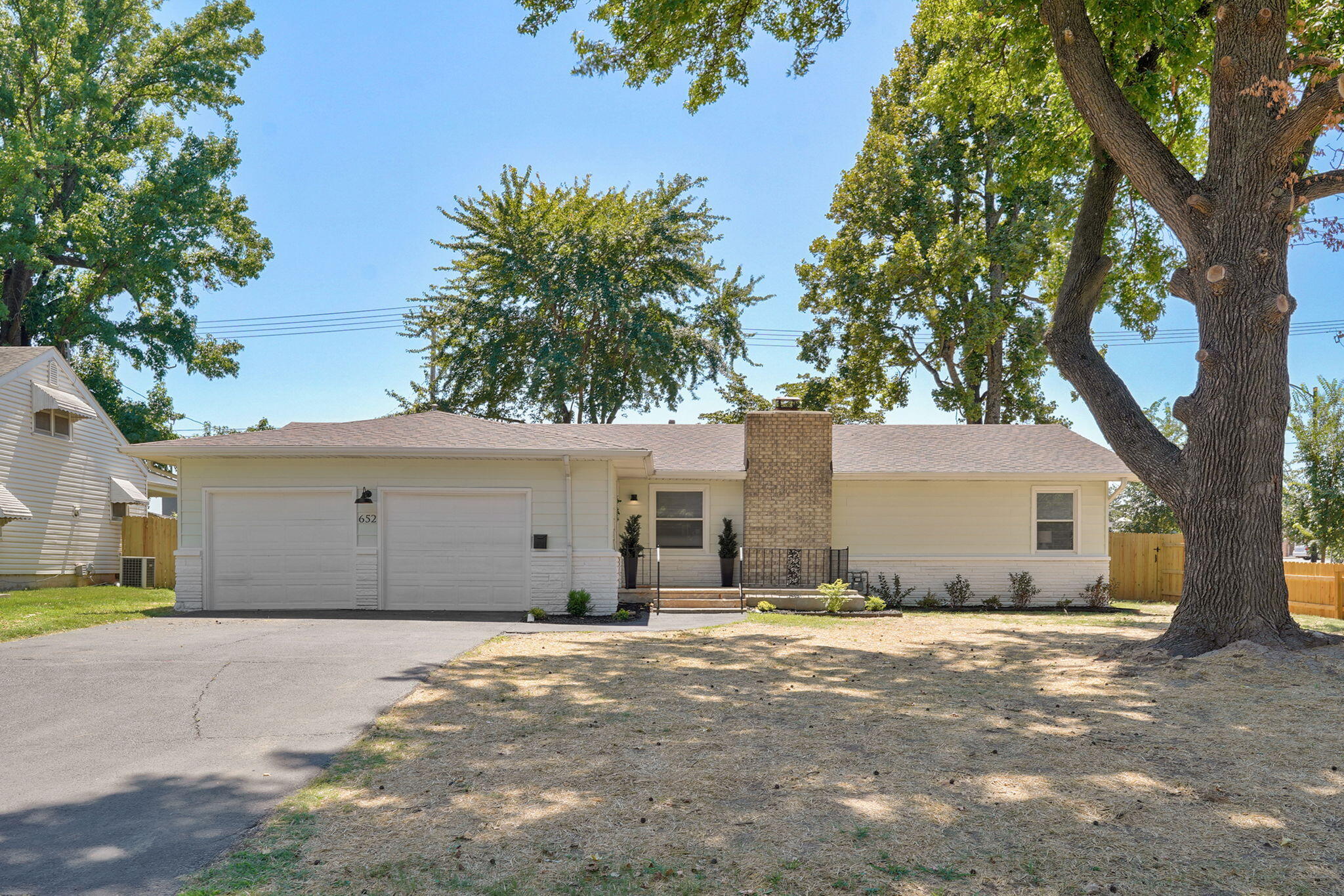 652 W University 1