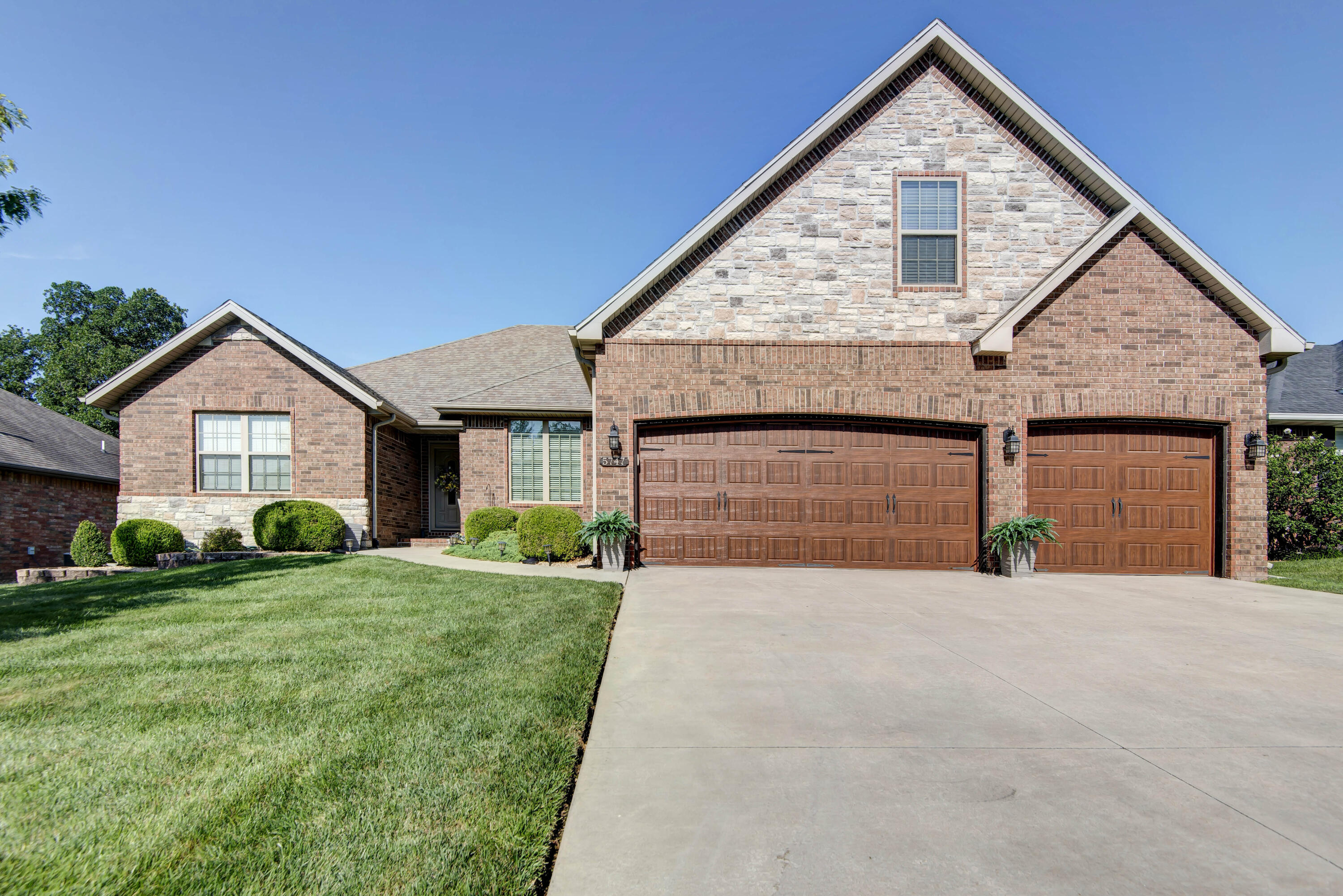 5747 S Winsor