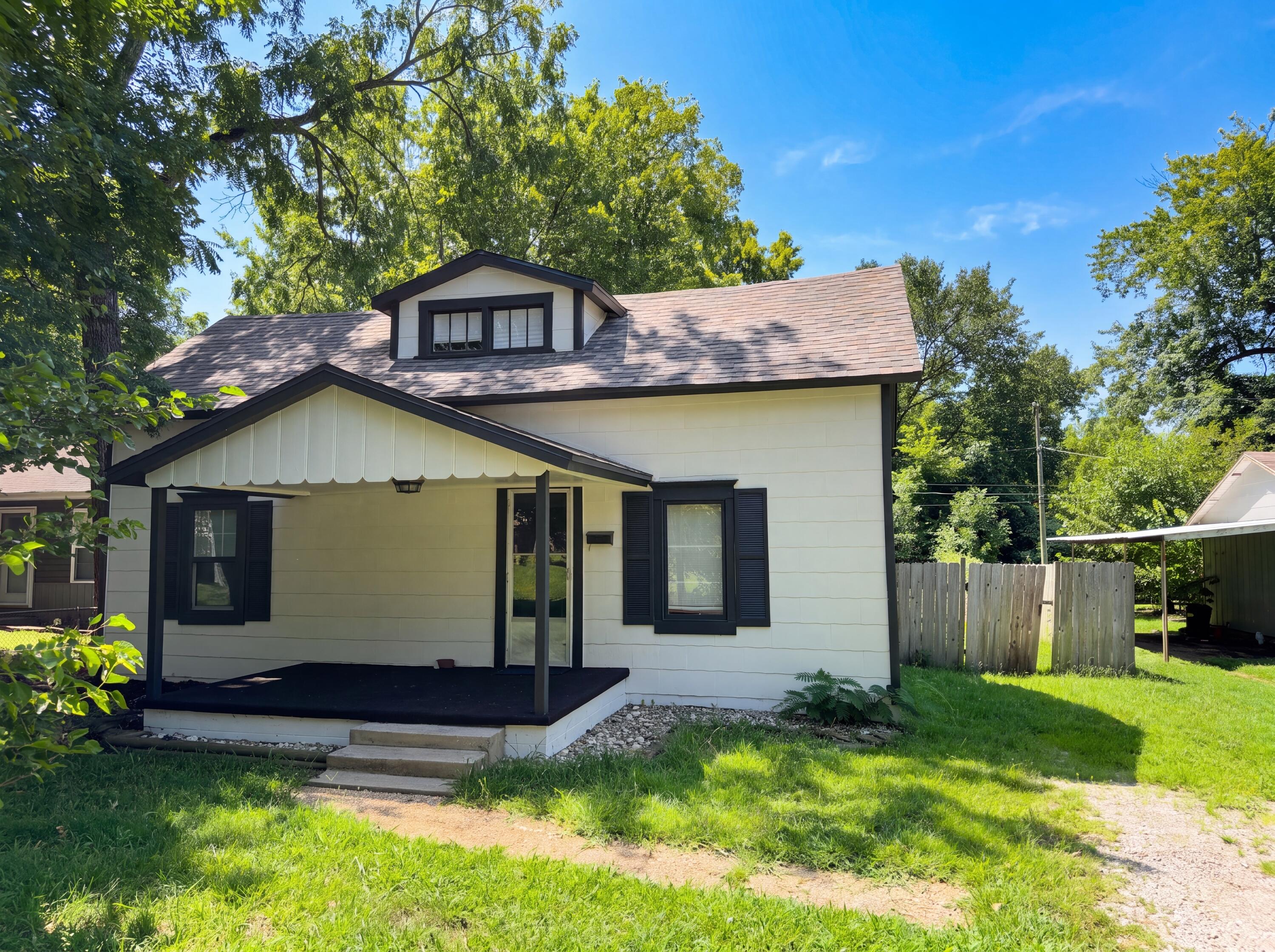 1446 E Whiteside 1