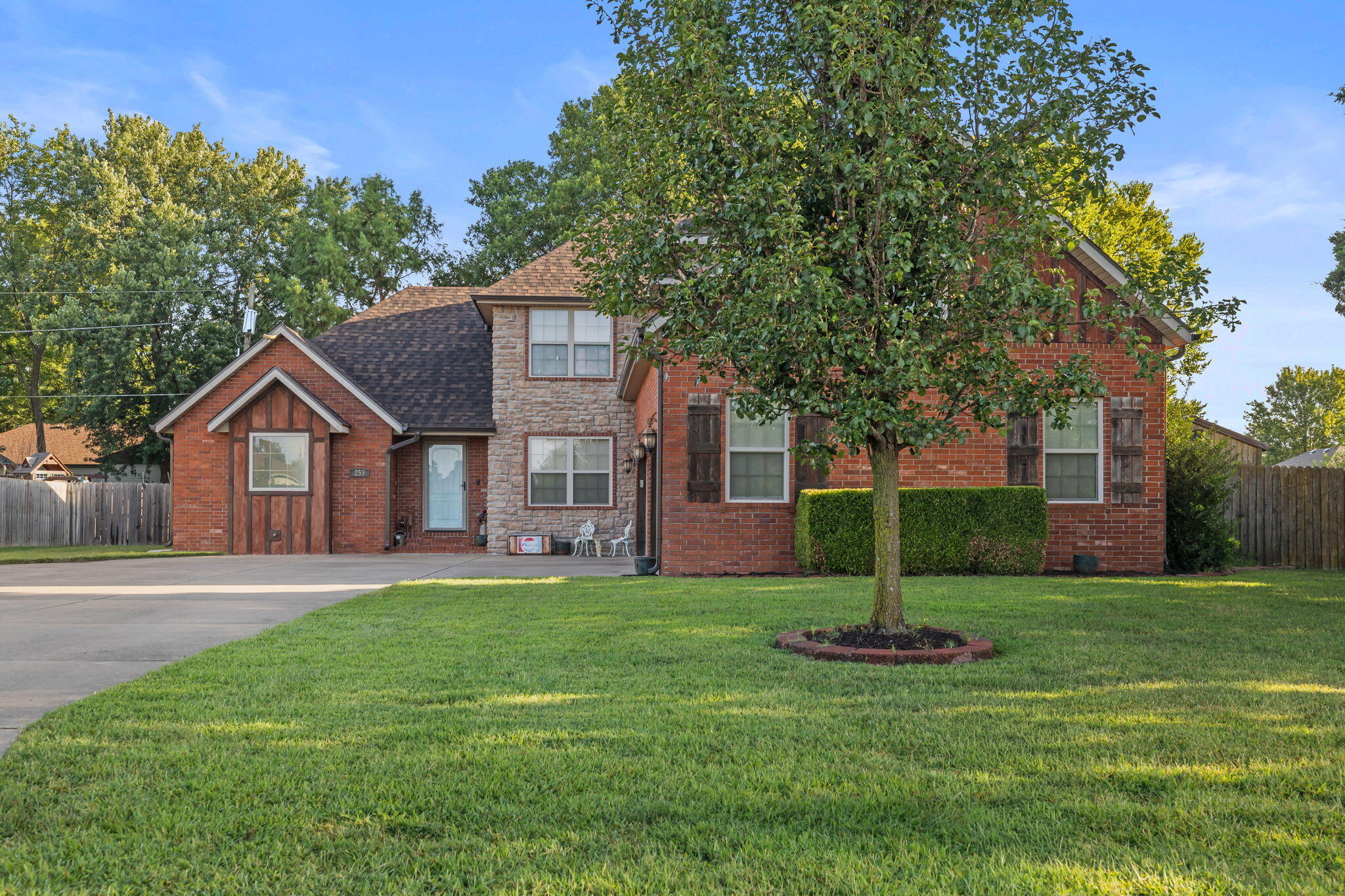 253 E Grace 1