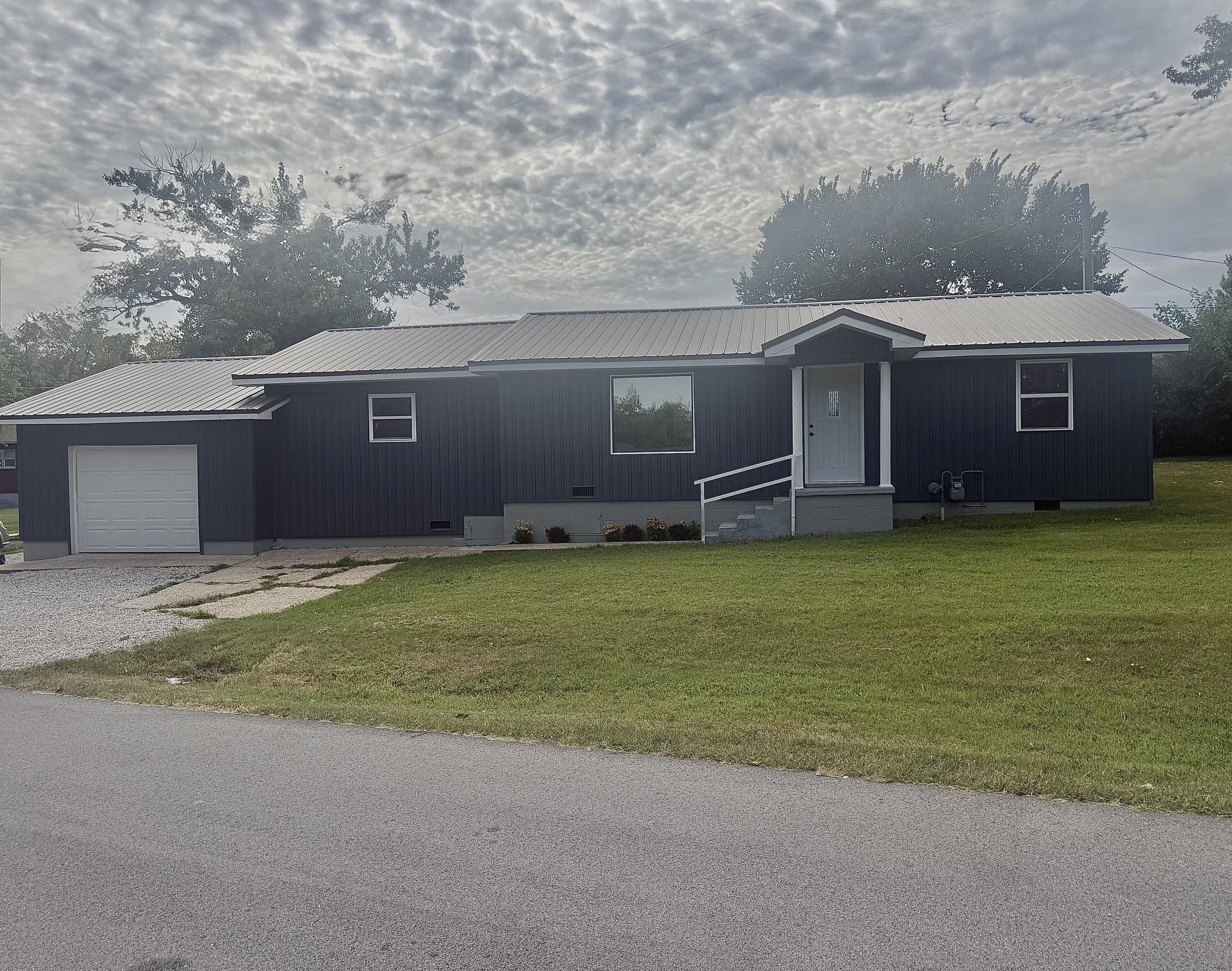 401 N Phelps 1
