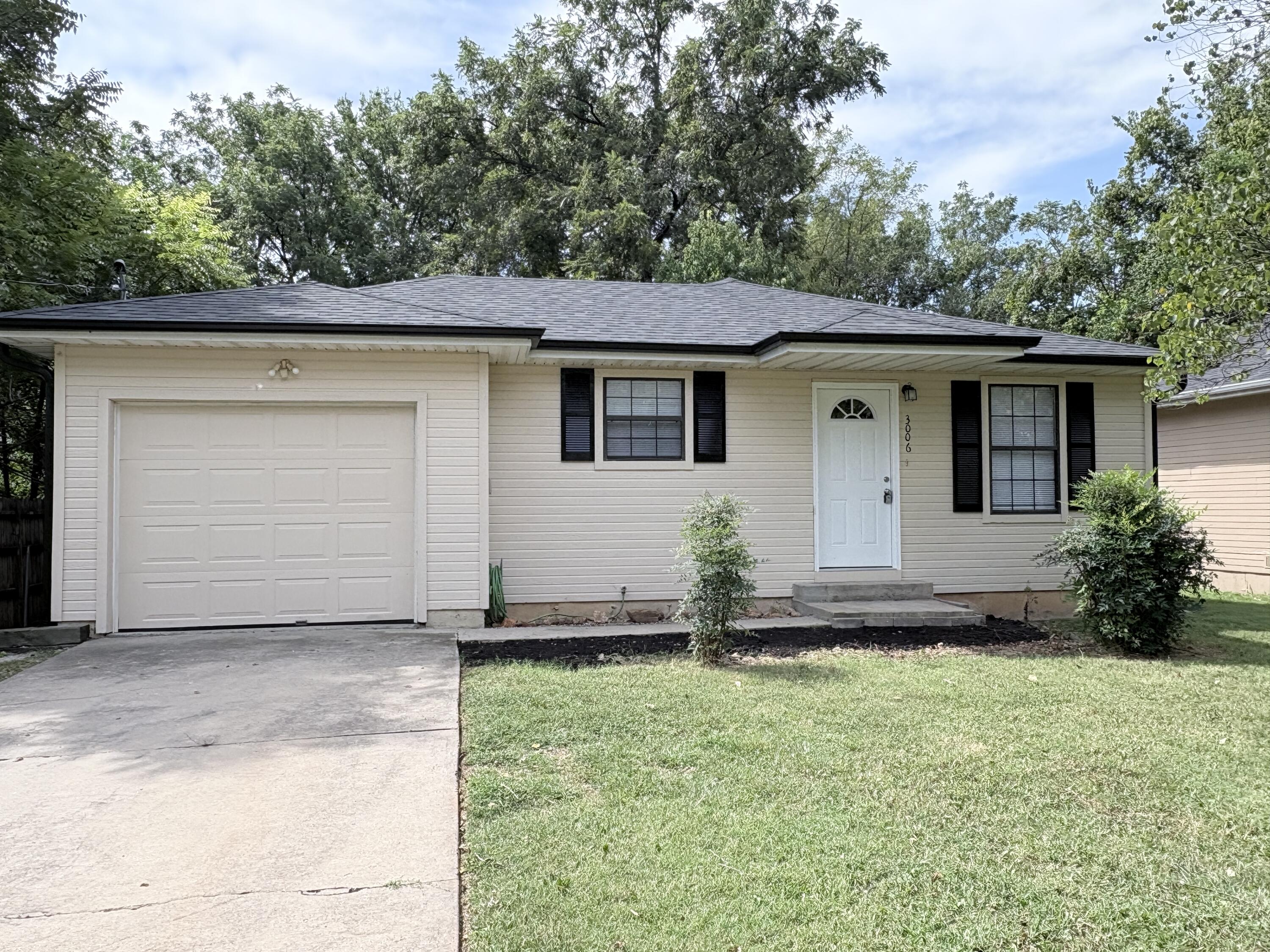3006 W Hovey 1