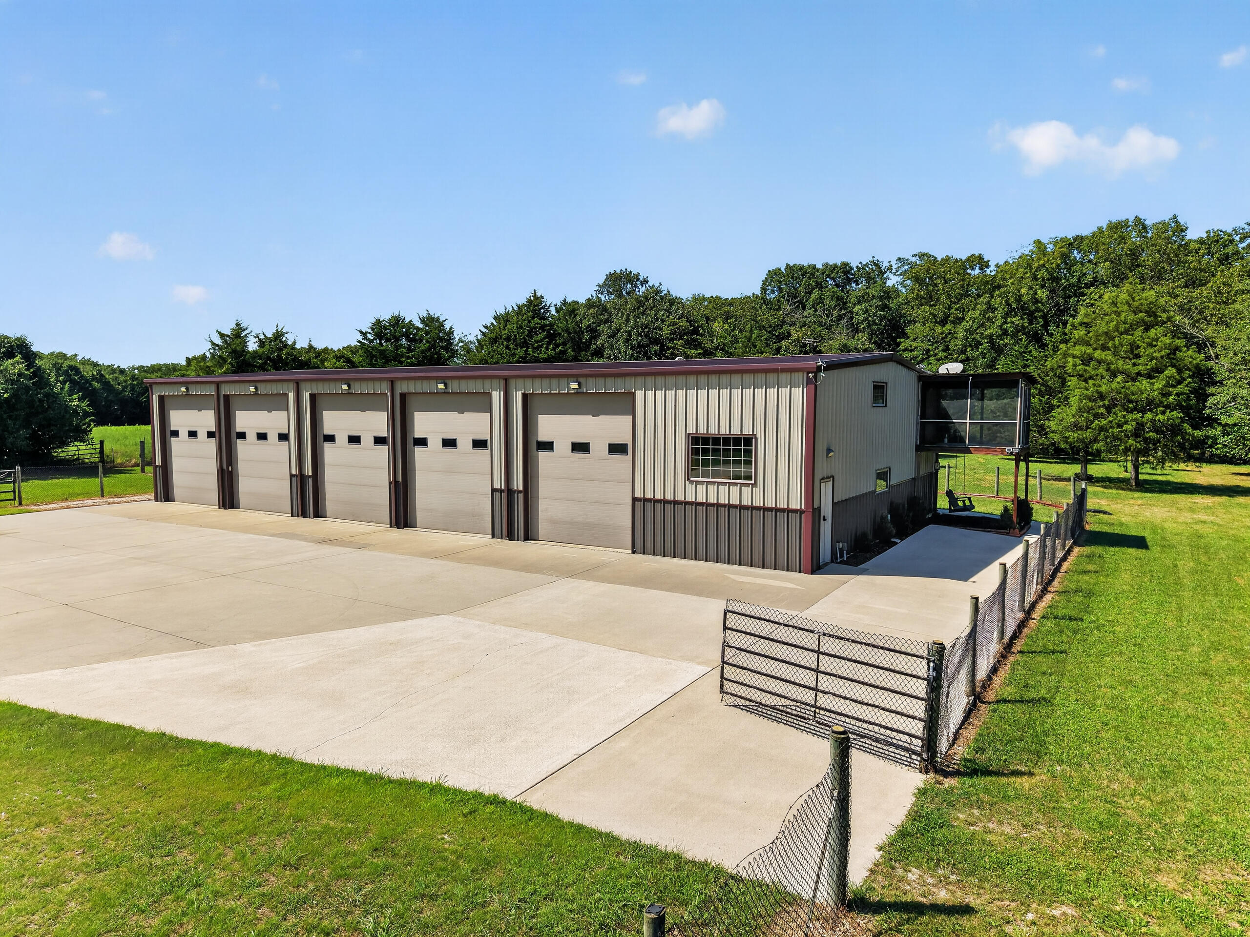 4733 E Farm Road 66 1