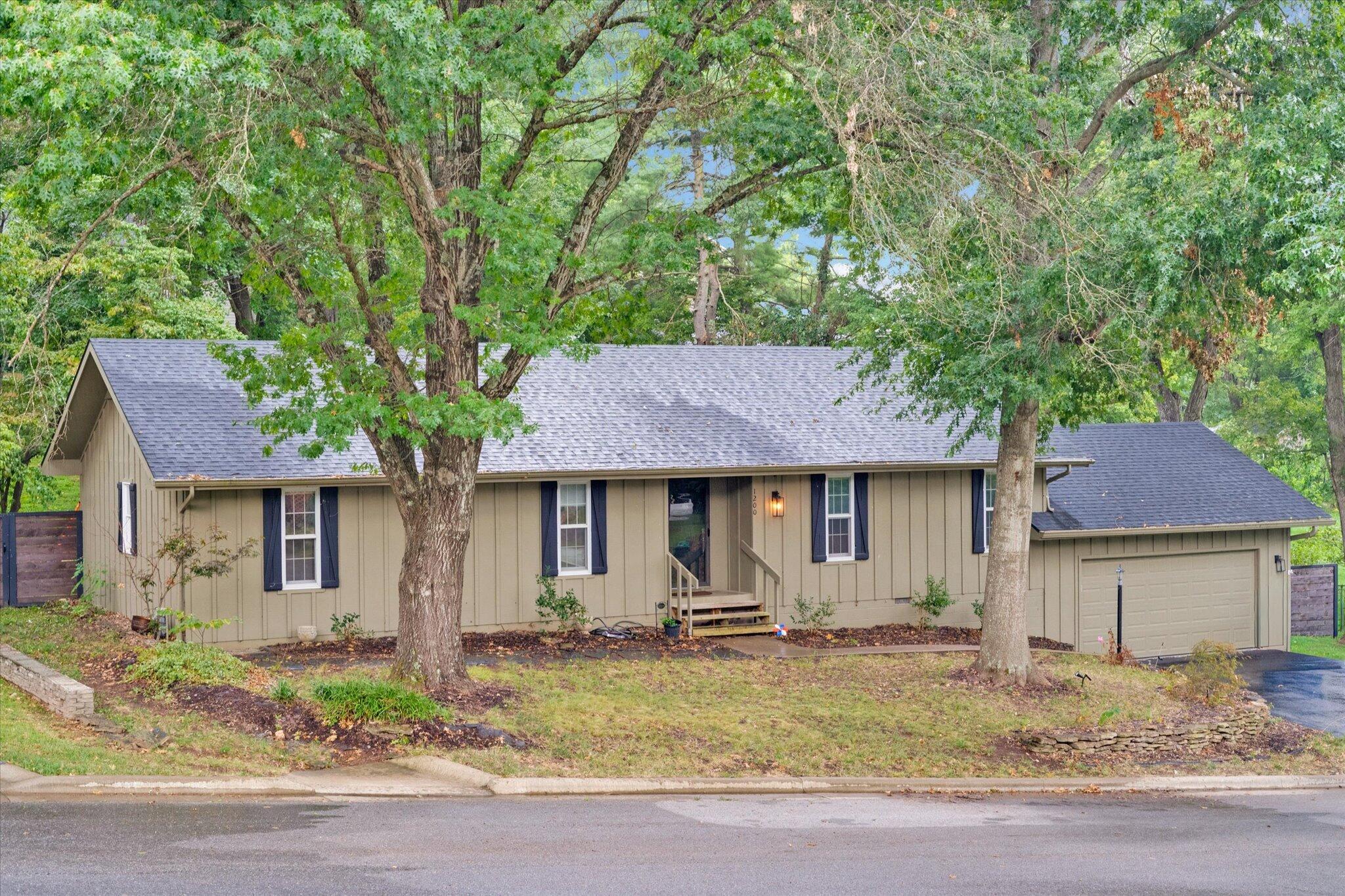 1200 E Summerhill 1