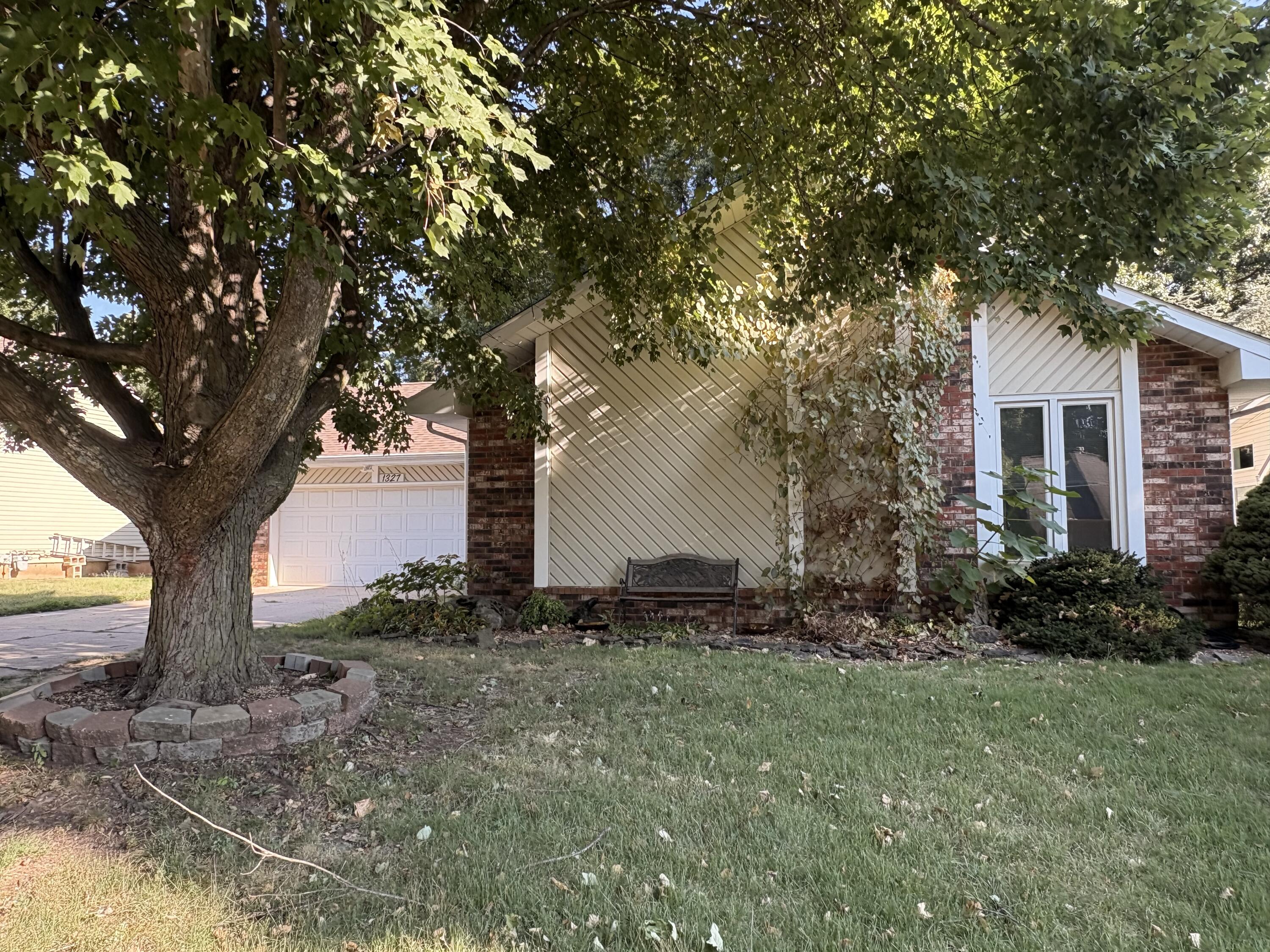 1327 W Riverside 1