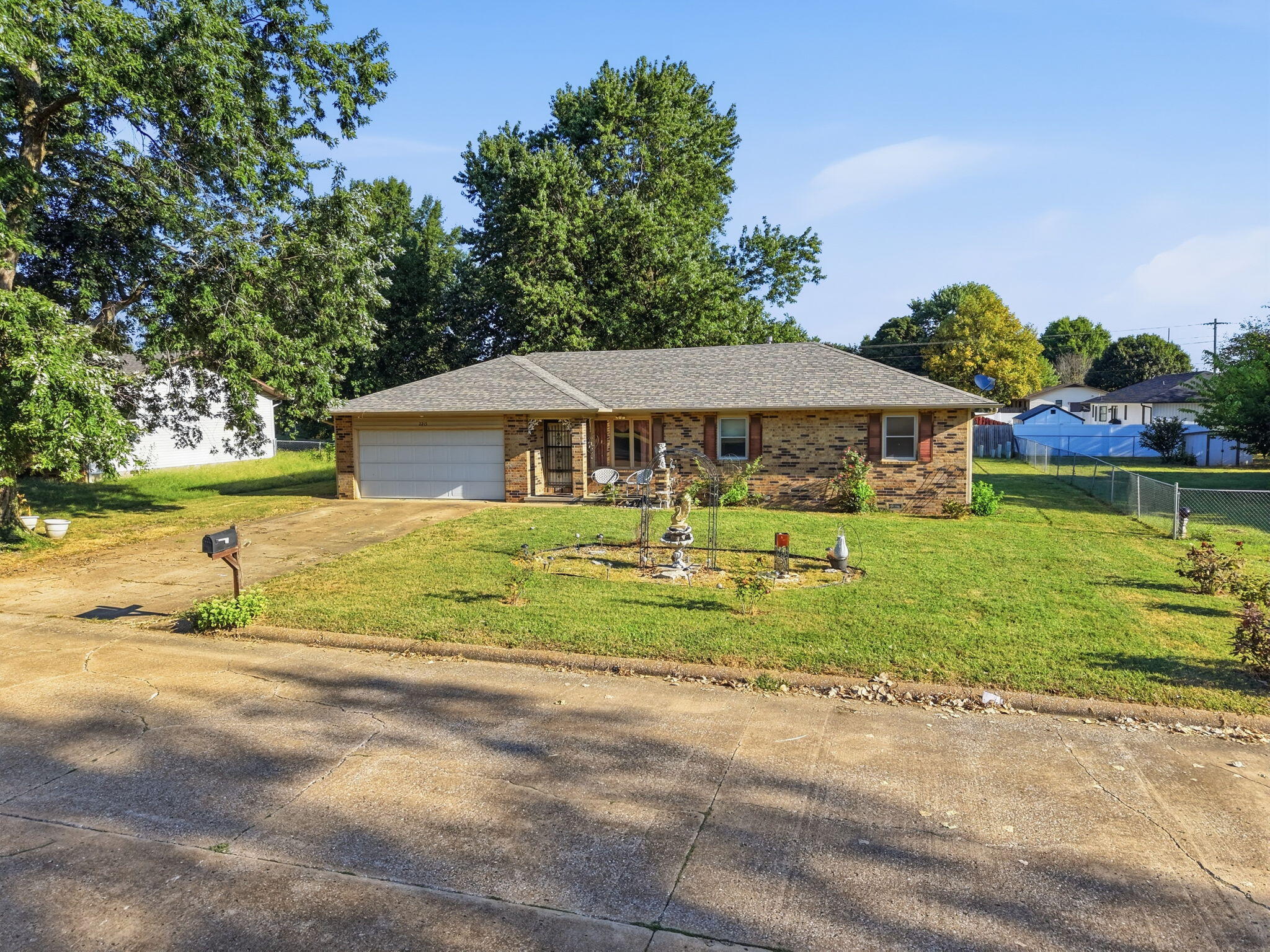 2215 W Colgate 1