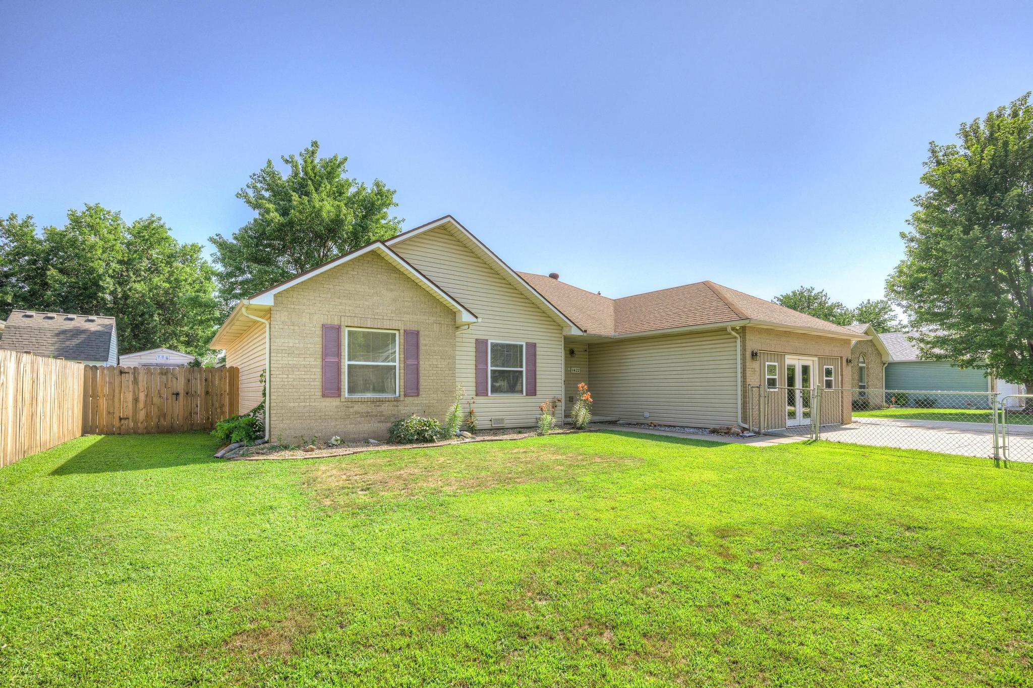 1422 W Macon